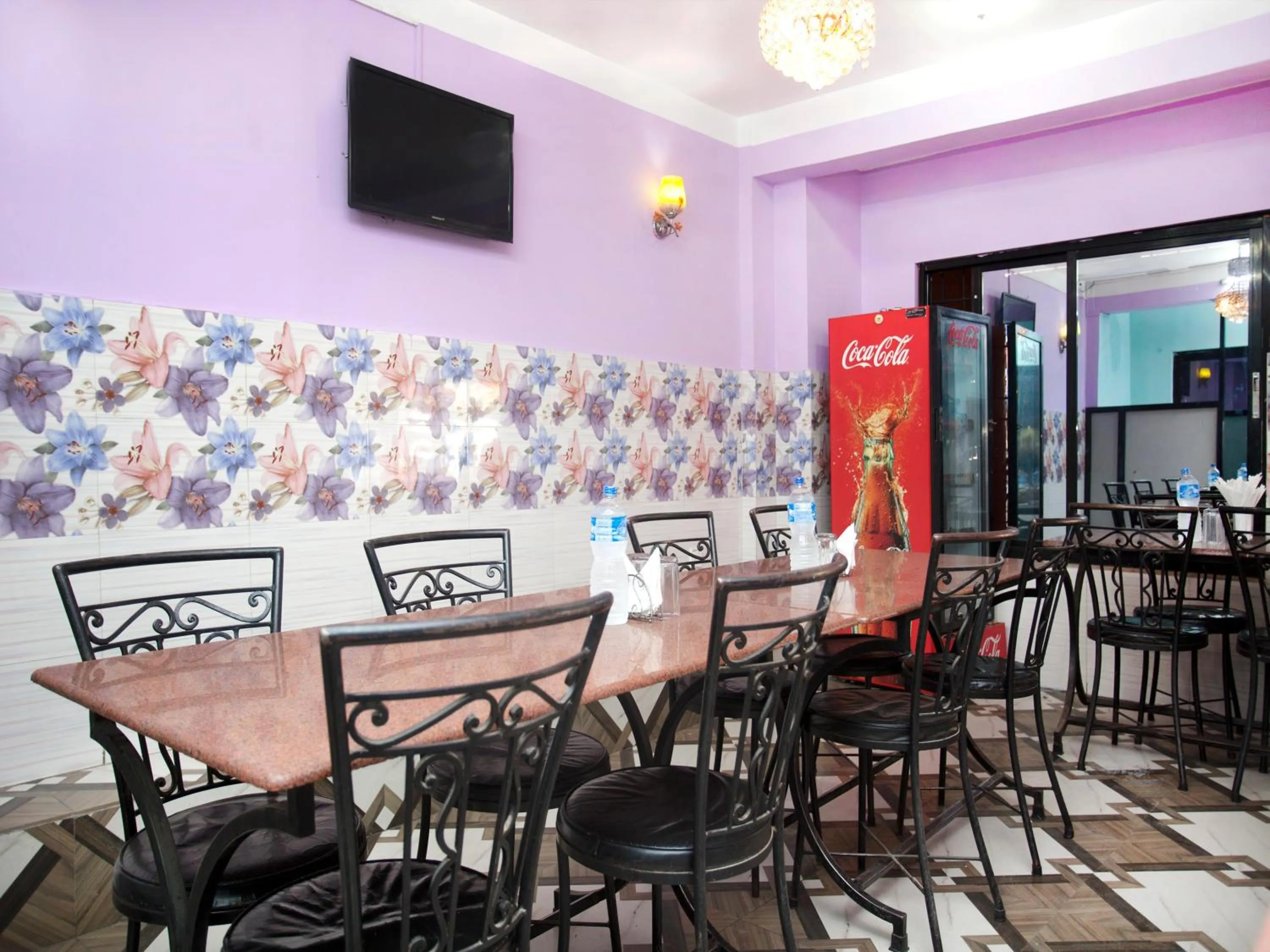 Restaurant/places to eat in Allied Hotel