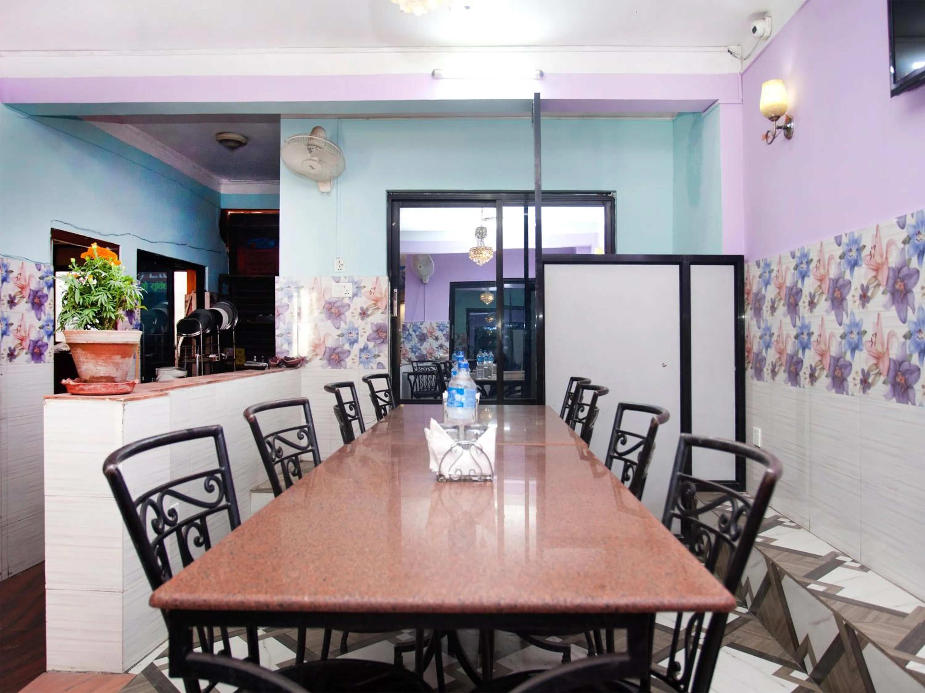 Restaurant/places to eat in Allied Hotel