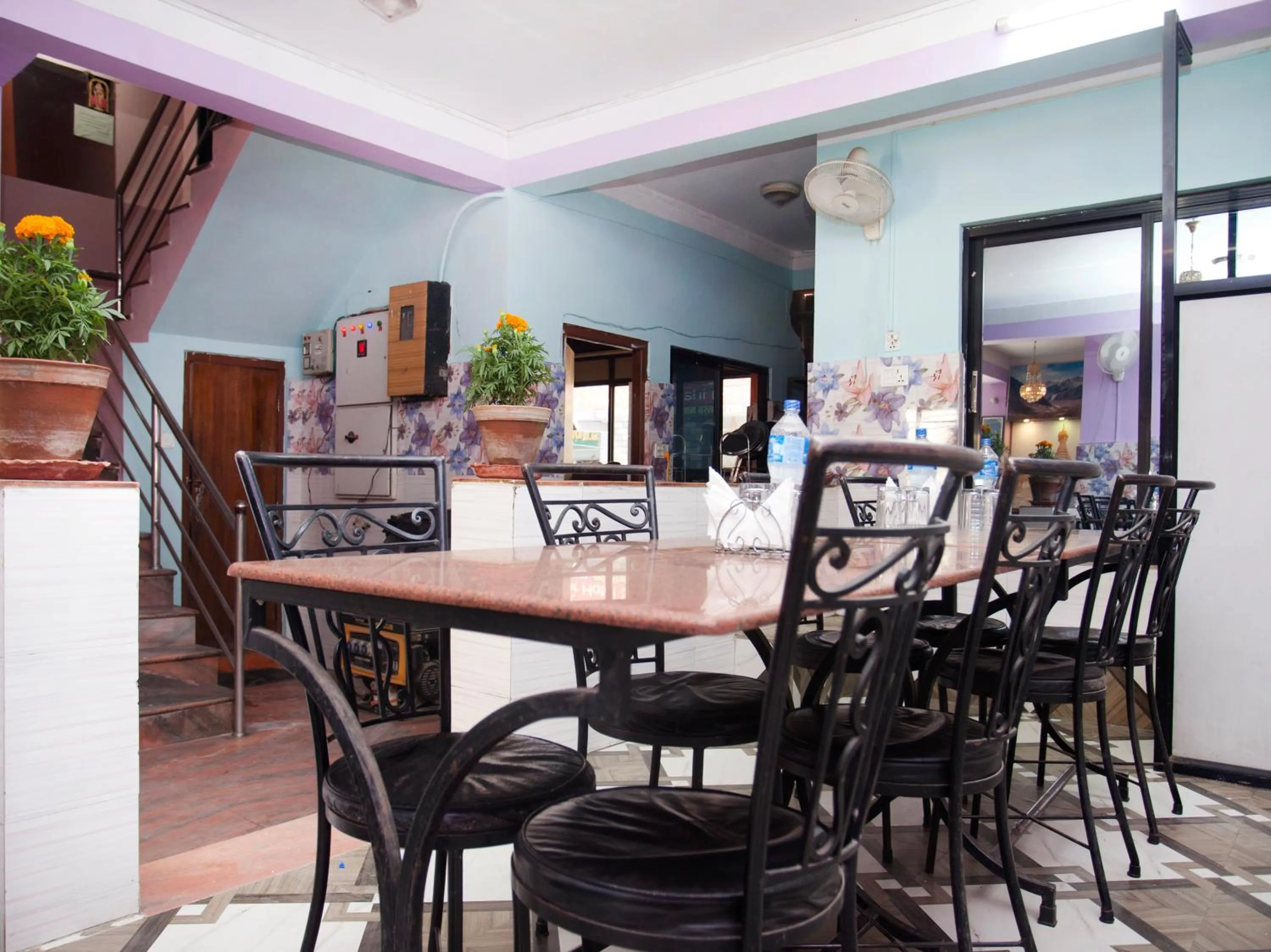 Restaurant/places to eat in Allied Hotel