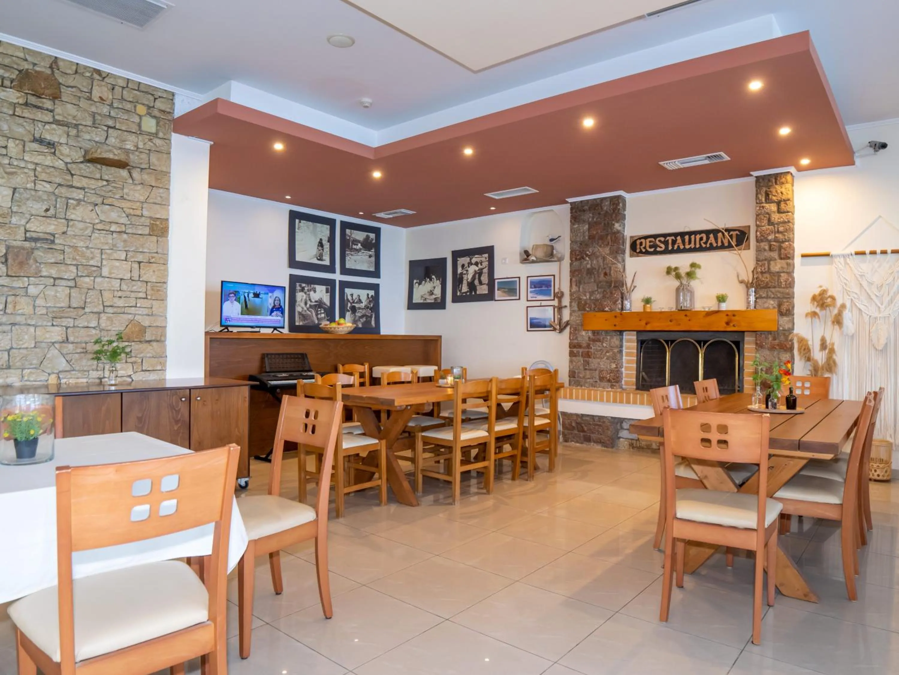 Restaurant/places to eat in Sunset Hotel