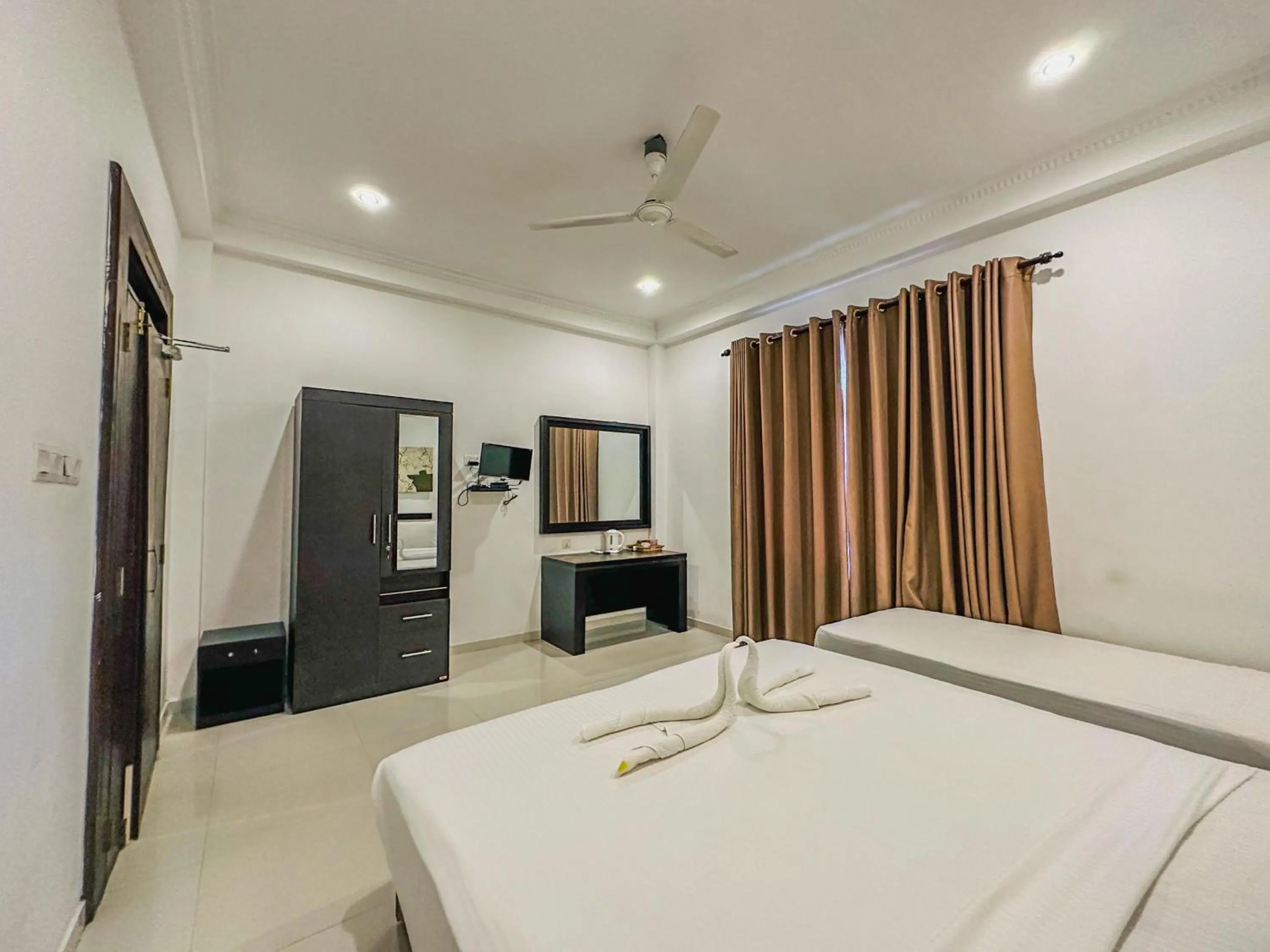 Bed in Sunrise Palace Negombo