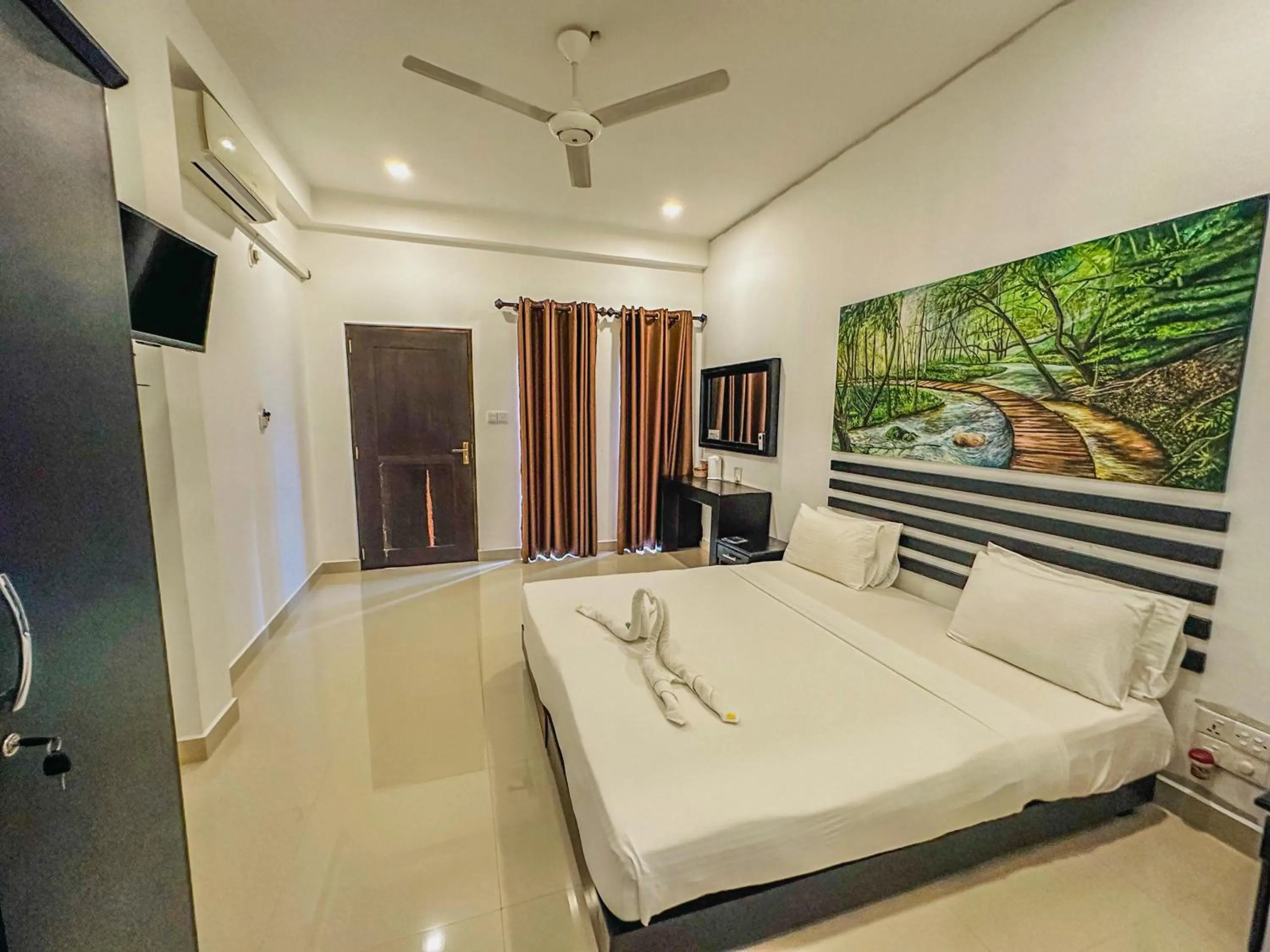 Communal lounge/ TV room, Bed in Sunrise Palace Negombo