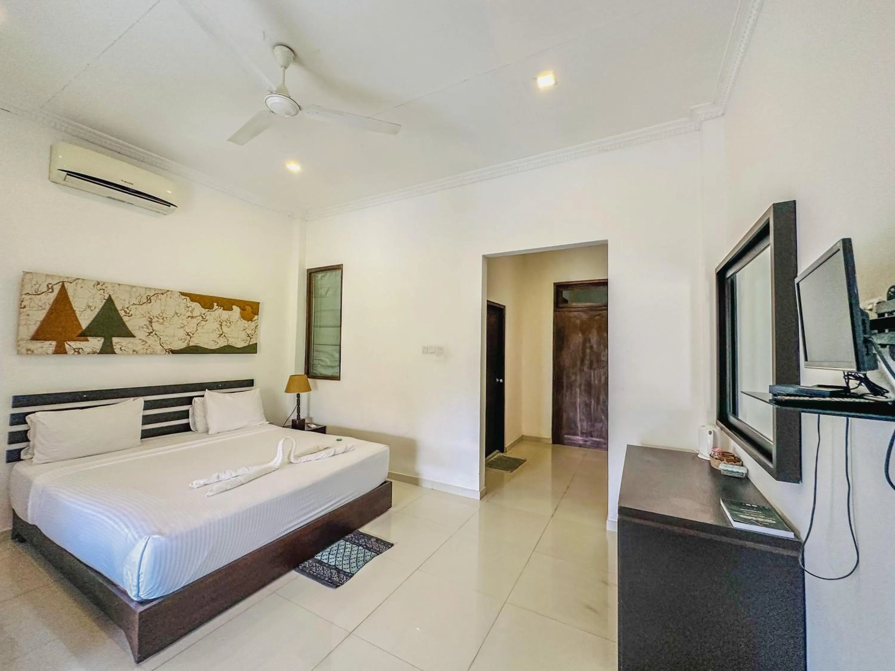 Bed in Sunrise Palace Negombo