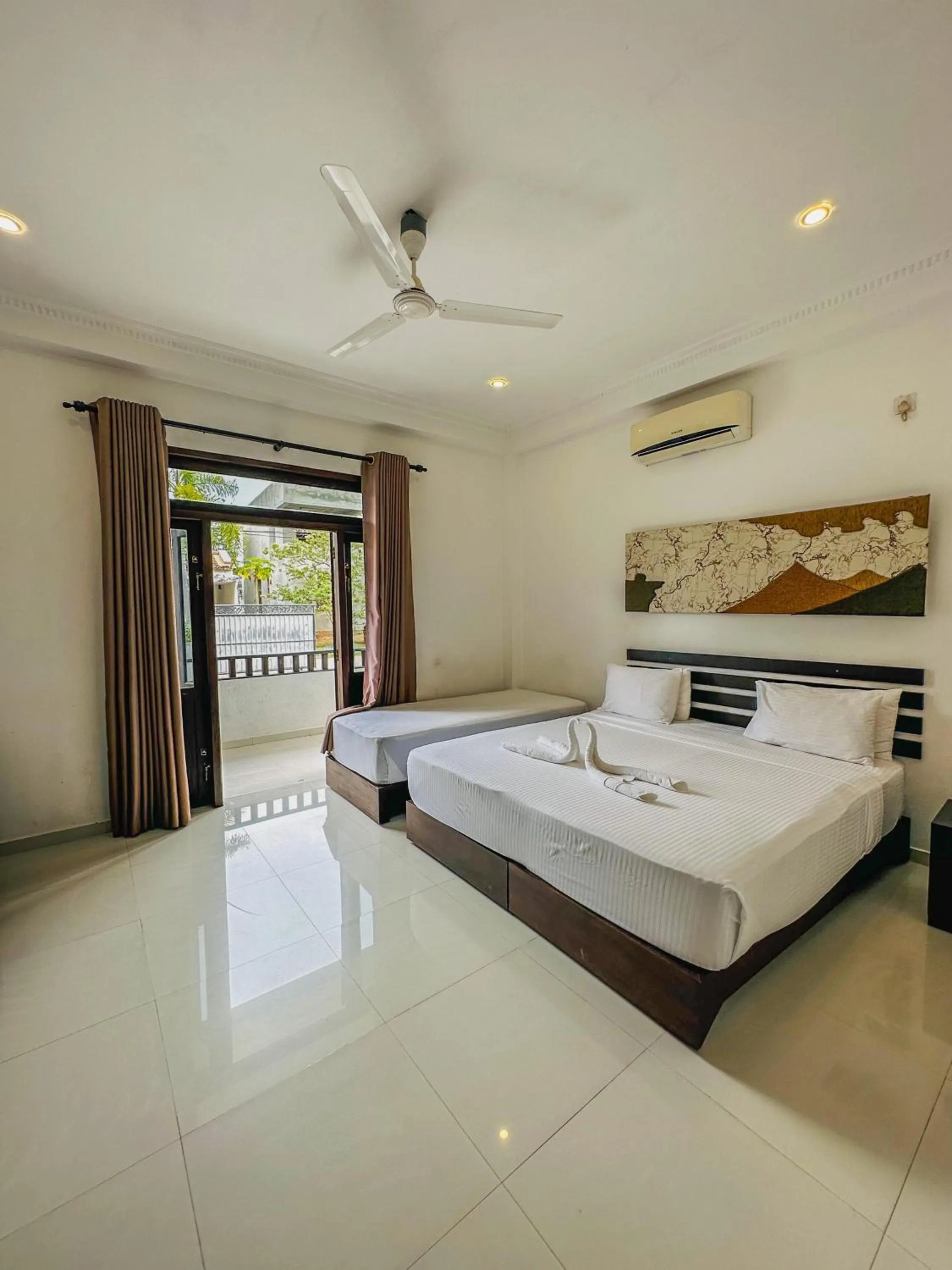 Bed in Sunrise Palace Negombo