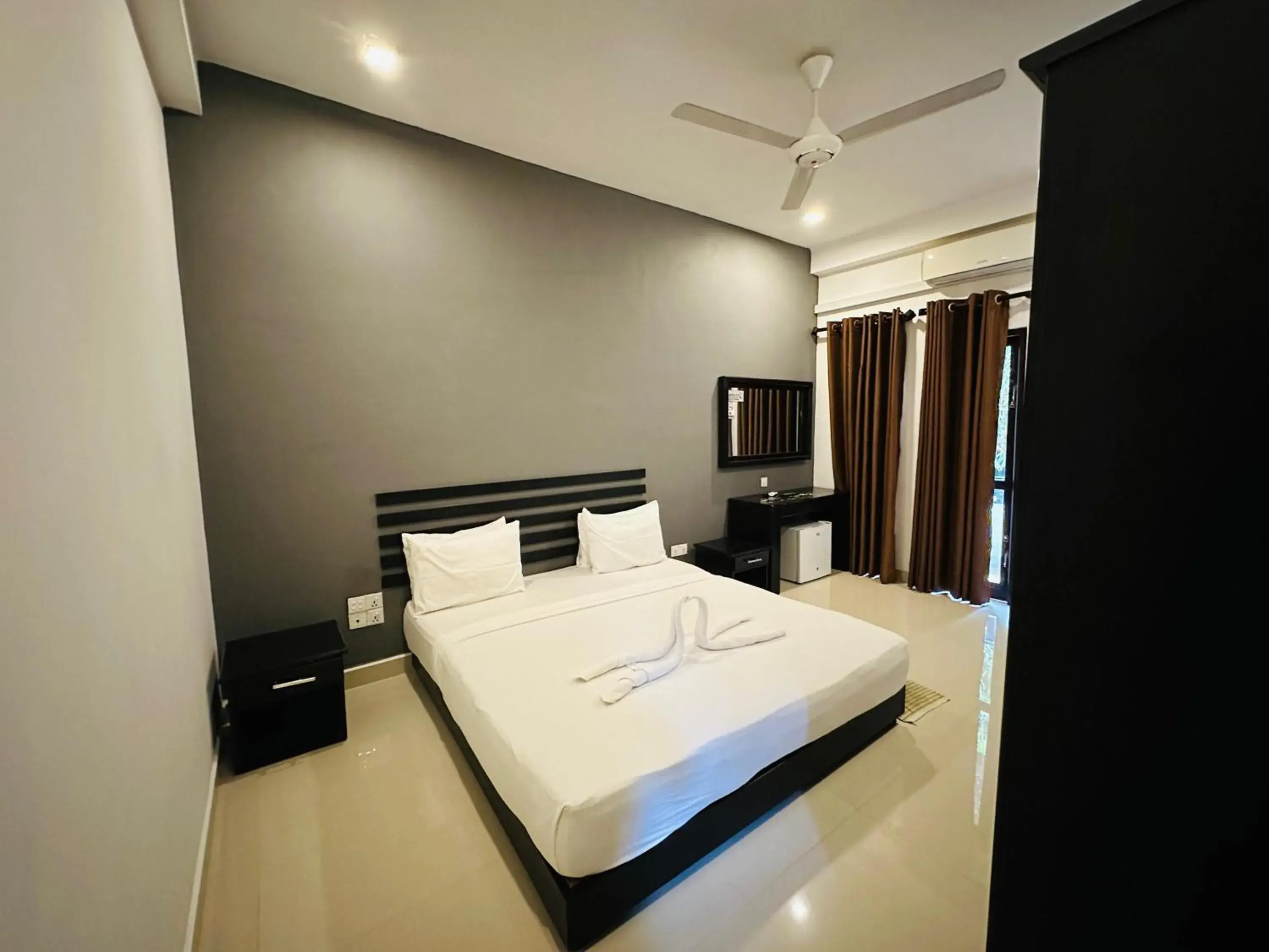 Bed in Sunrise Palace Negombo Bed in Sunrise Palace Negombo