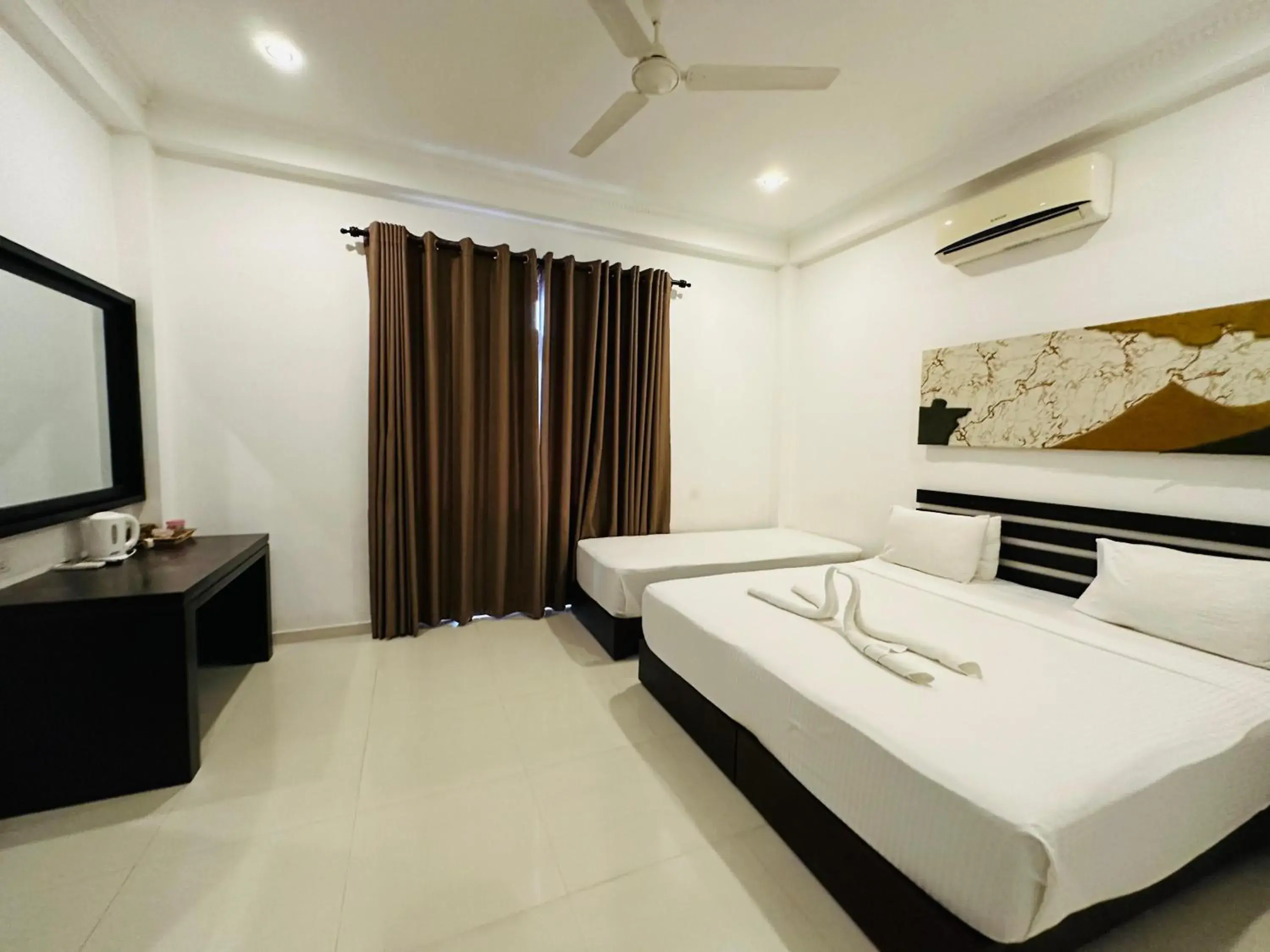 Bed in Sunrise Palace Negombo Bed in Sunrise Palace Negombo