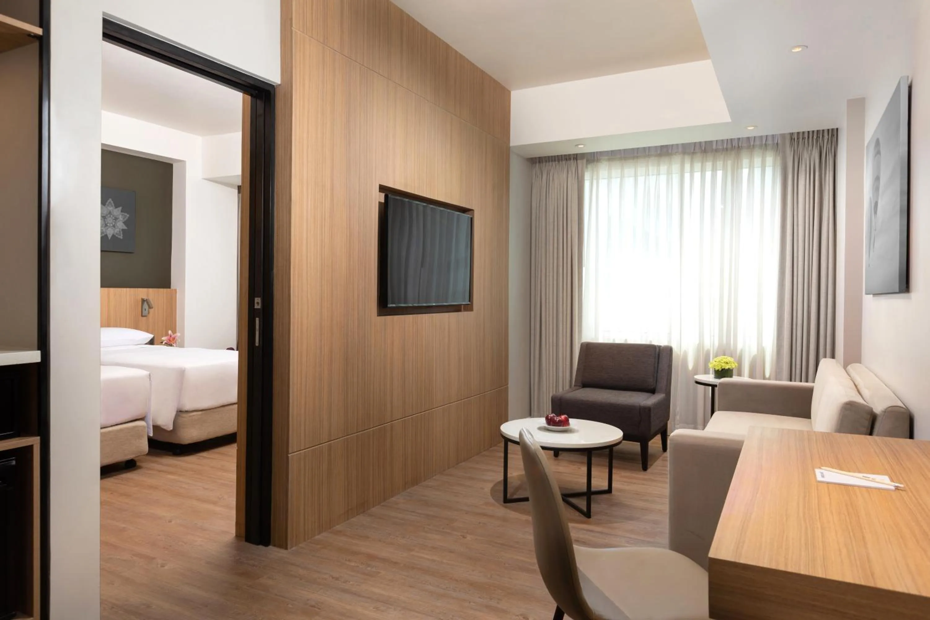 Communal lounge/ TV room, Bed in Park Inn By Radisson Clark