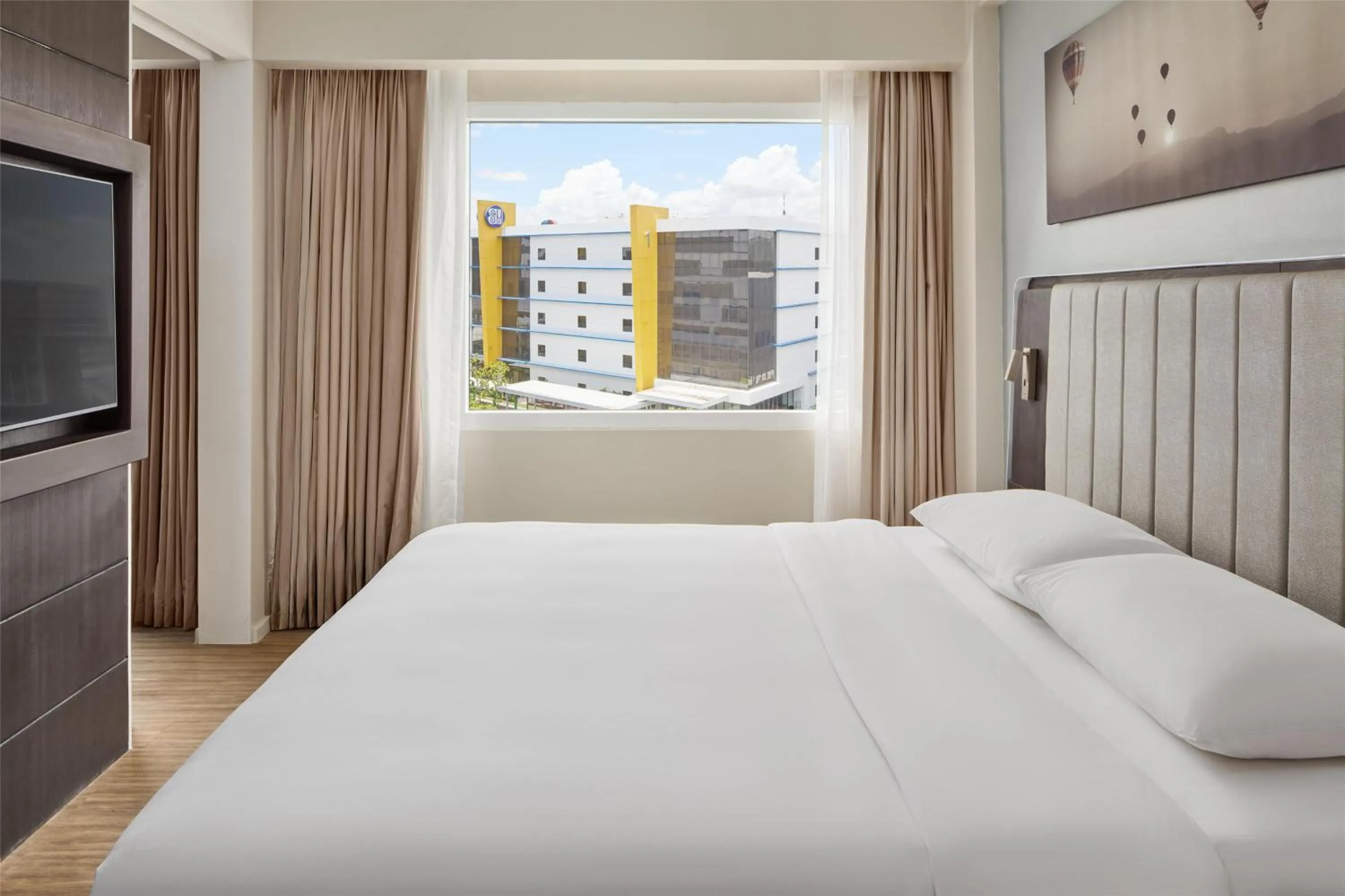 Photo of the whole room, Bed in Park Inn By Radisson Clark