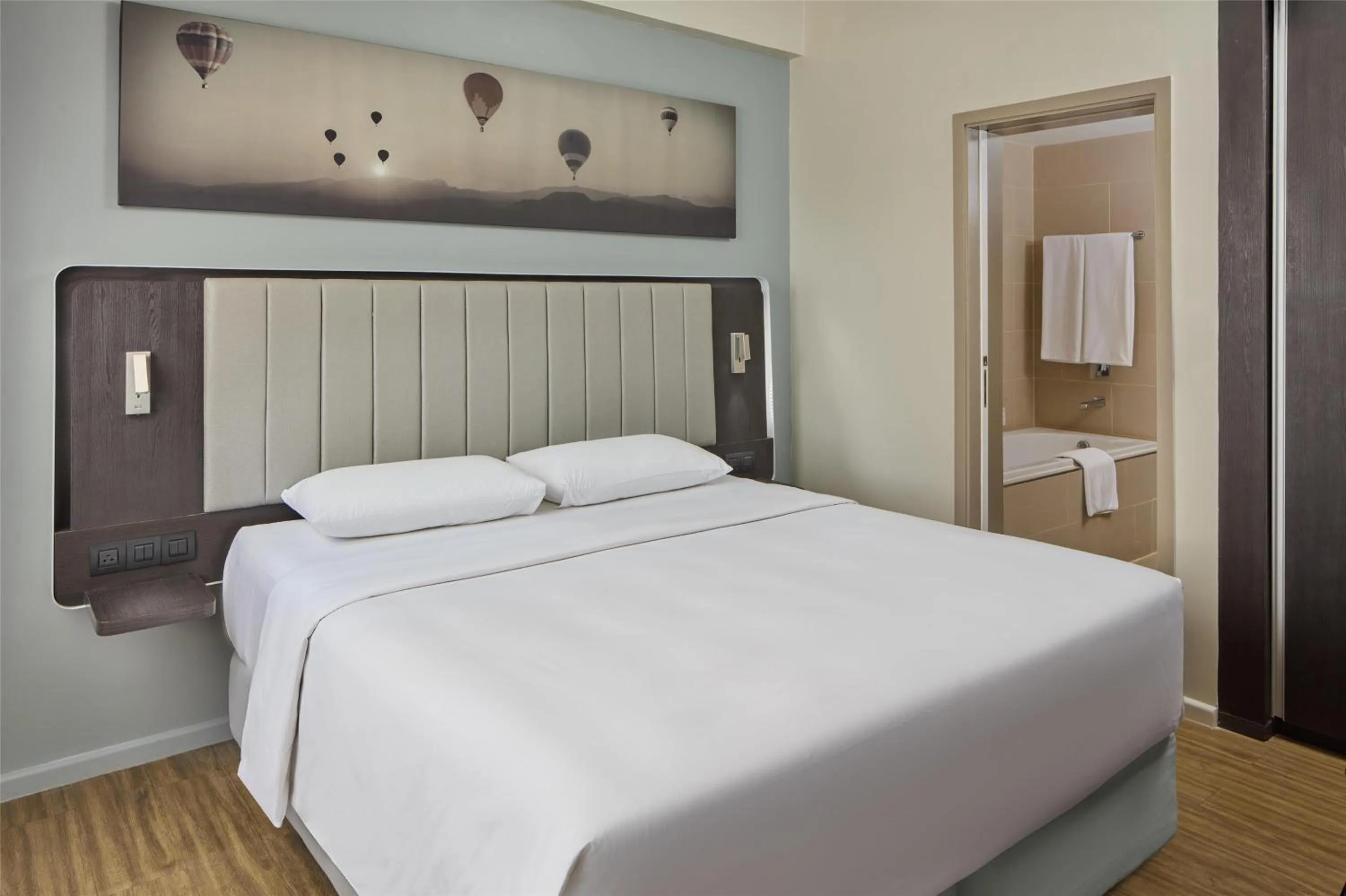 Photo of the whole room, Bed in Park Inn By Radisson Clark