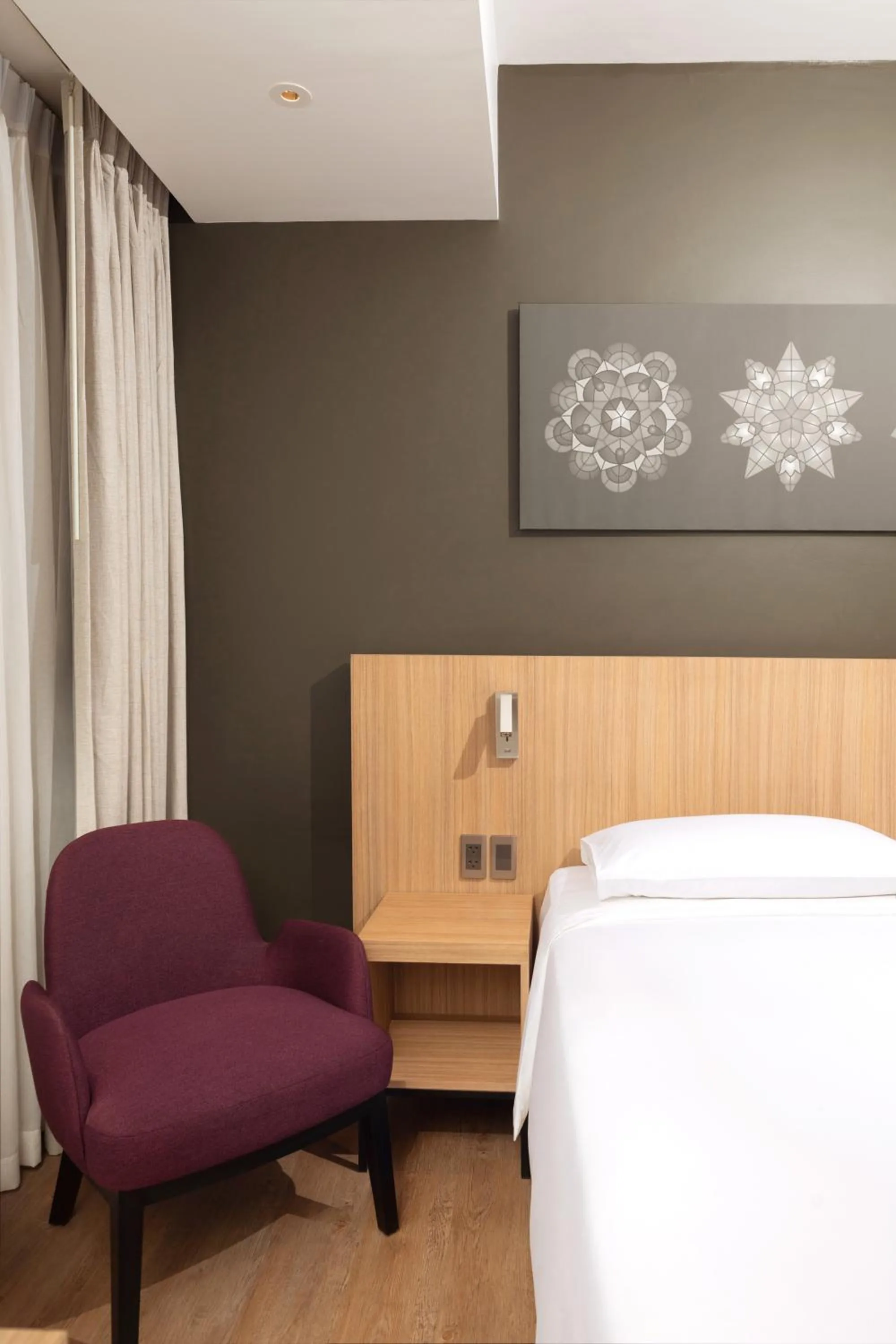 Seating area, Bed in Park Inn By Radisson Clark