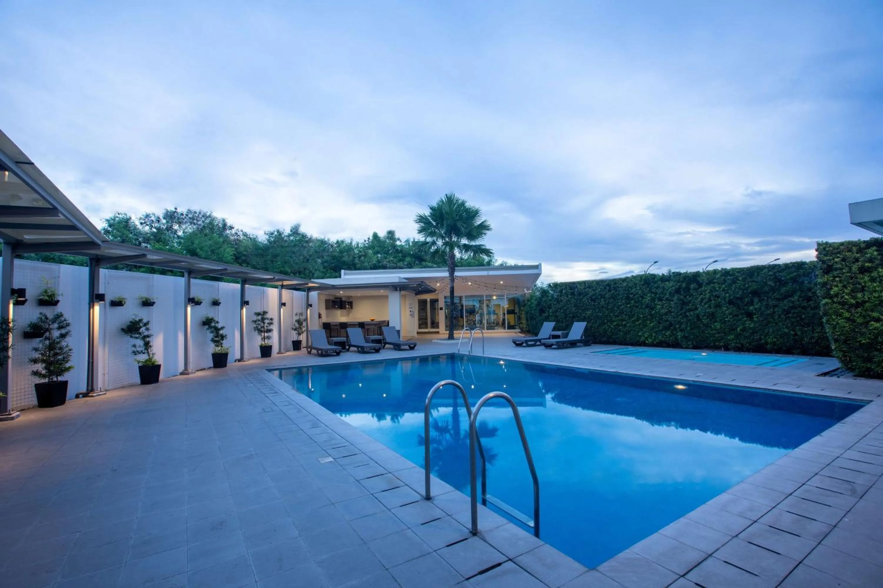 Swimming pool in Park Inn By Radisson Clark