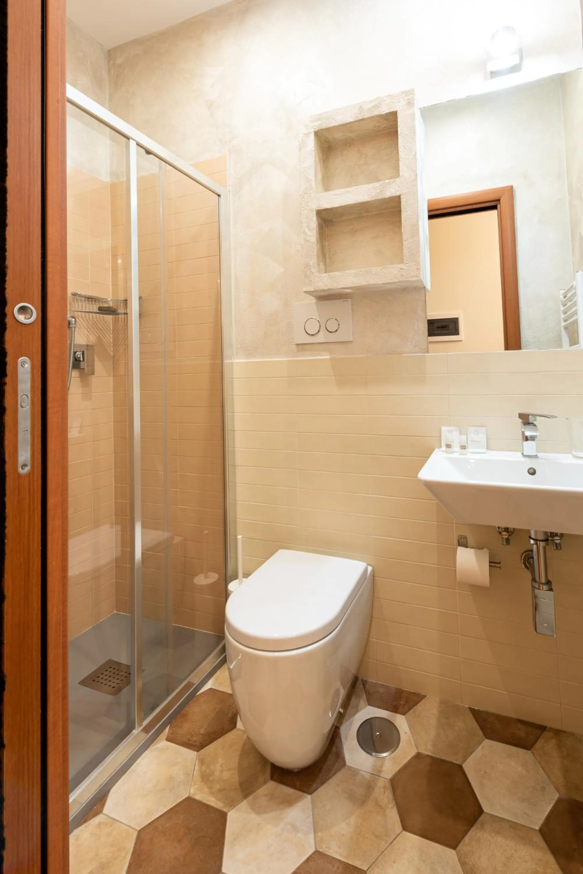 Shower in Top Floor Colosseo Guesthouse