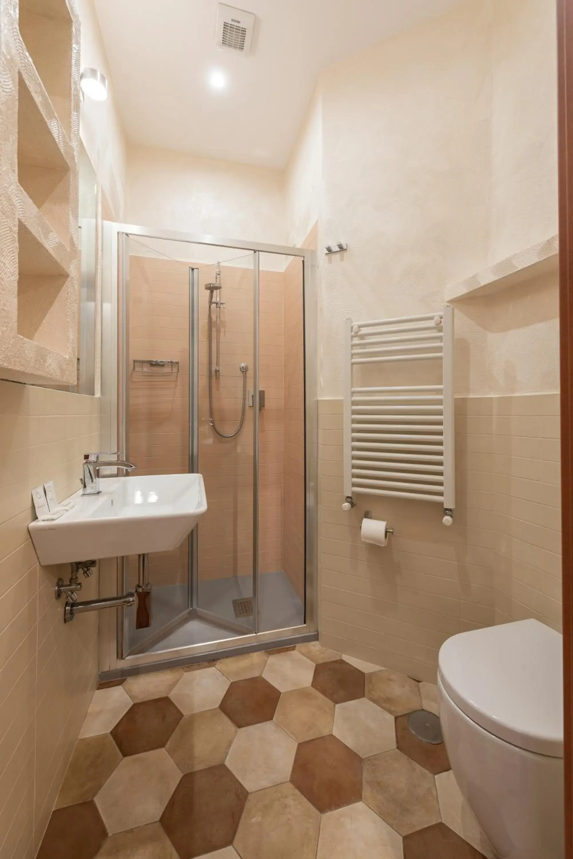 Shower in Top Floor Colosseo Guesthouse Shower in Top Floor Colosseo Guesthouse