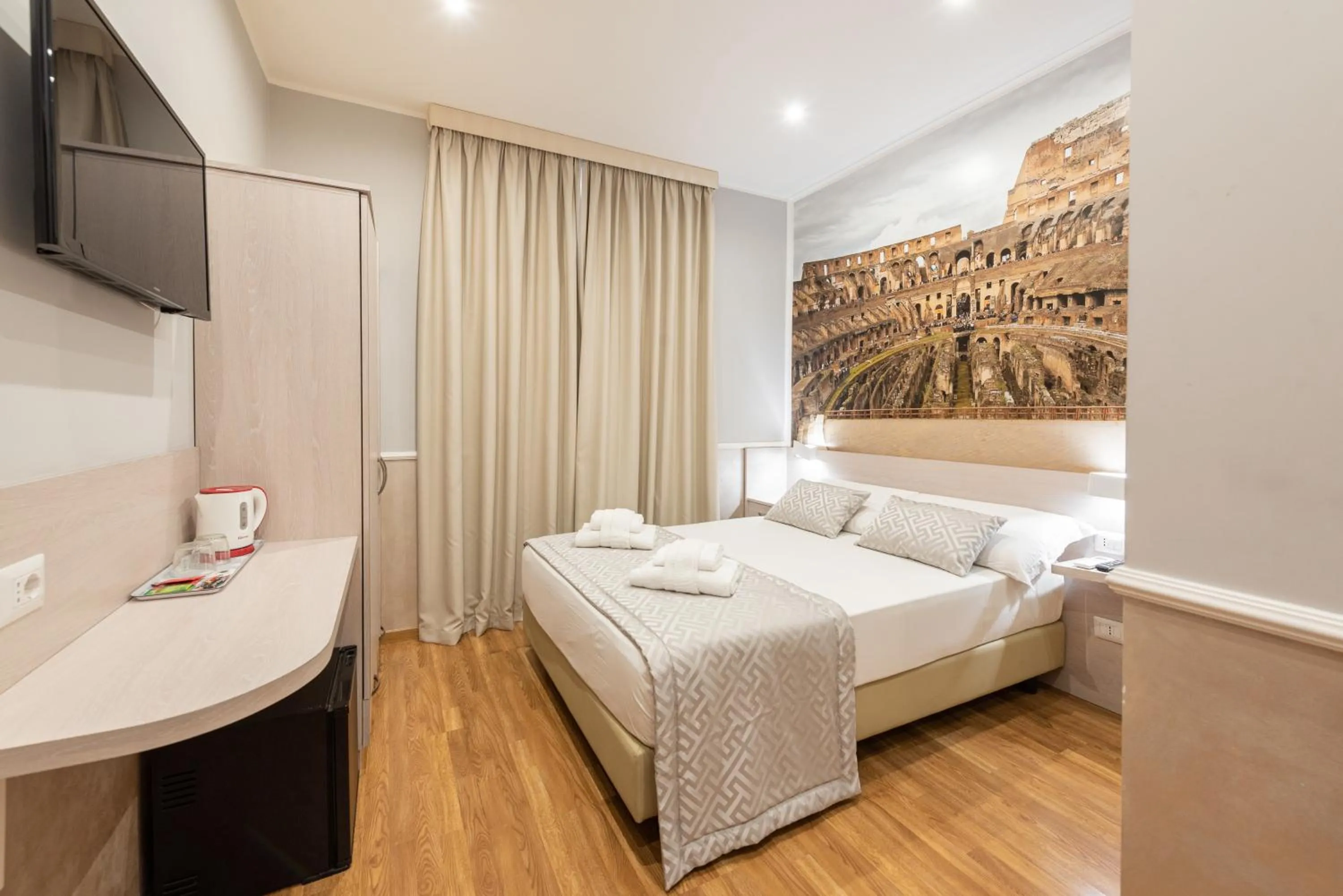 Photo of the whole room, Bed in Top Floor Colosseo Guesthouse