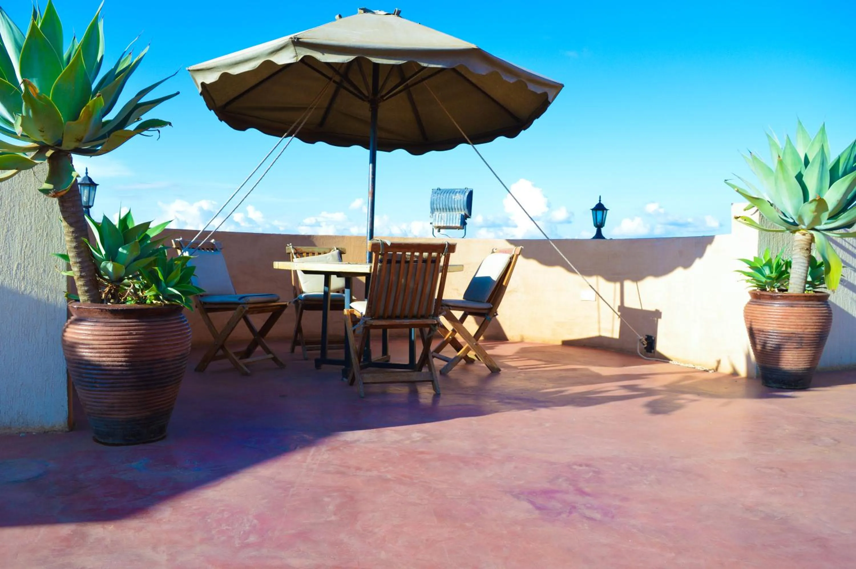 Restaurant/places to eat in Stardom Hotel