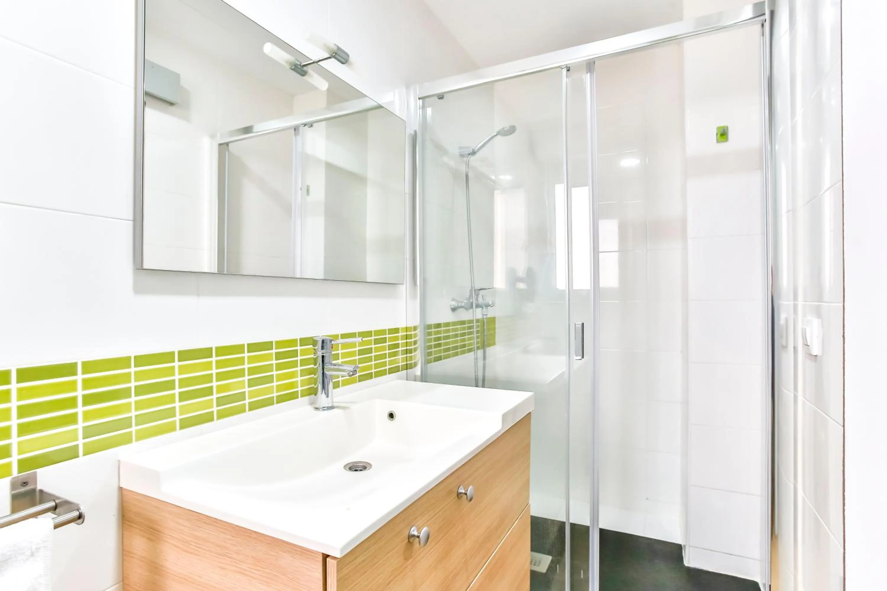 Shower in Laramond Barcelona Rooms