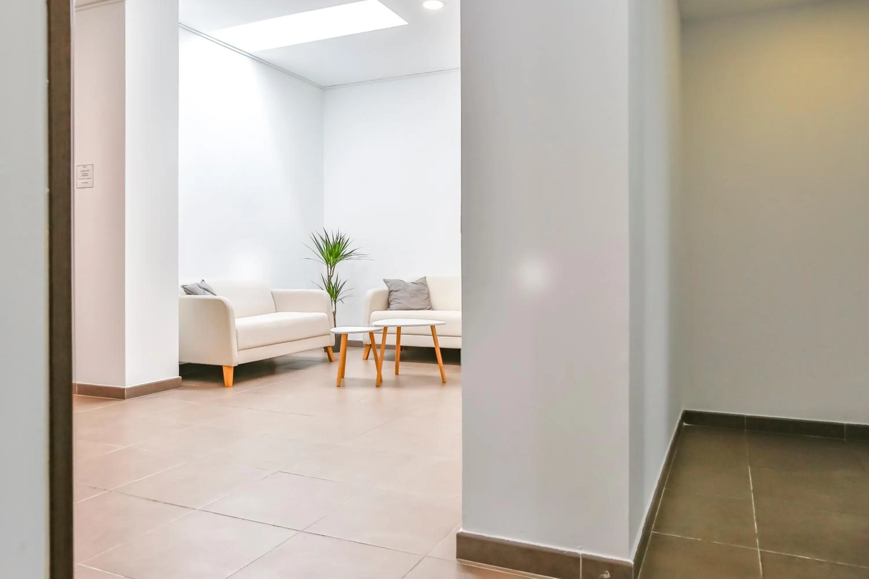 Communal lounge/ TV room in Laramond Barcelona Rooms