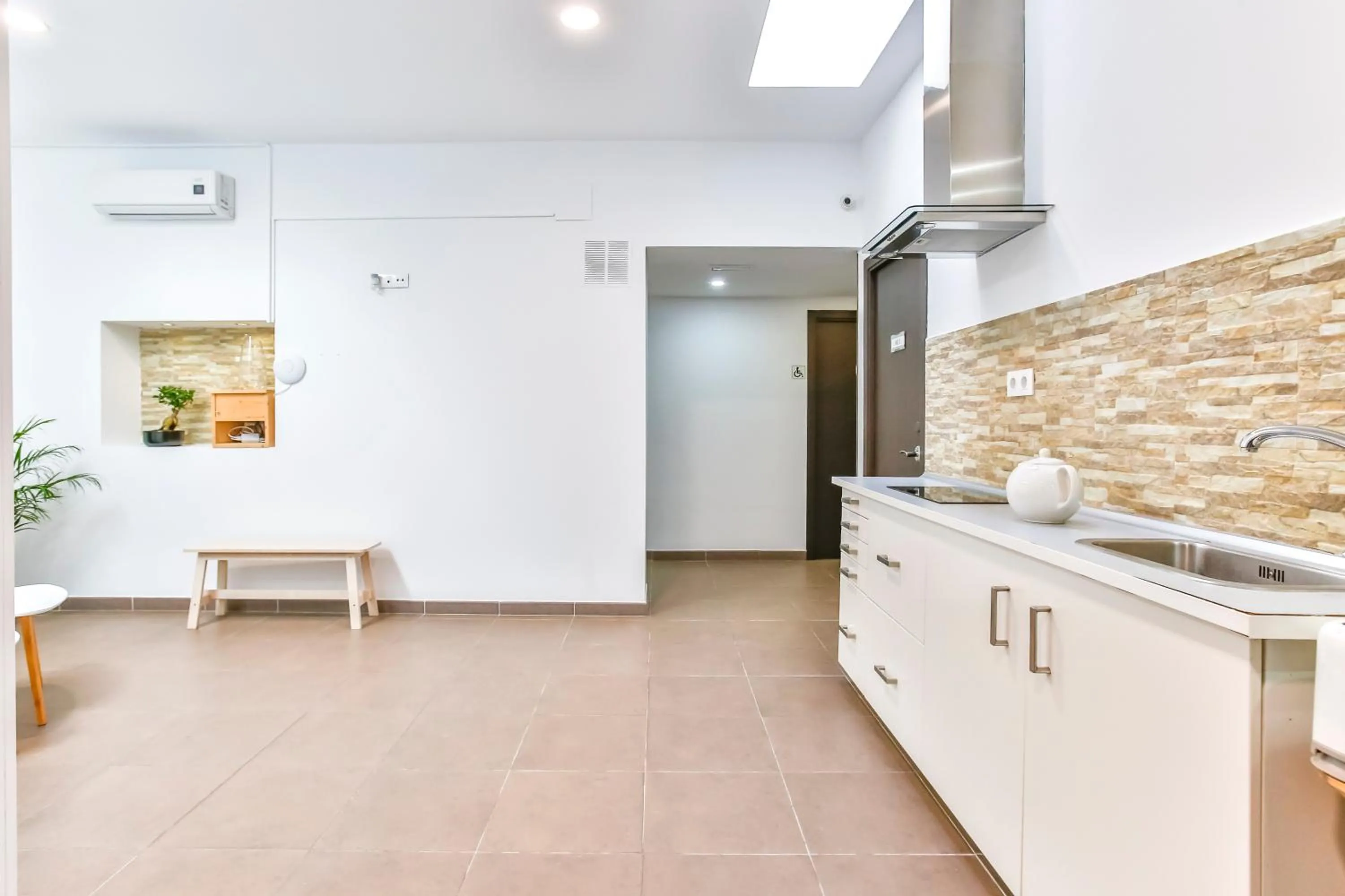 Kitchen or kitchenette in Laramond Barcelona Rooms