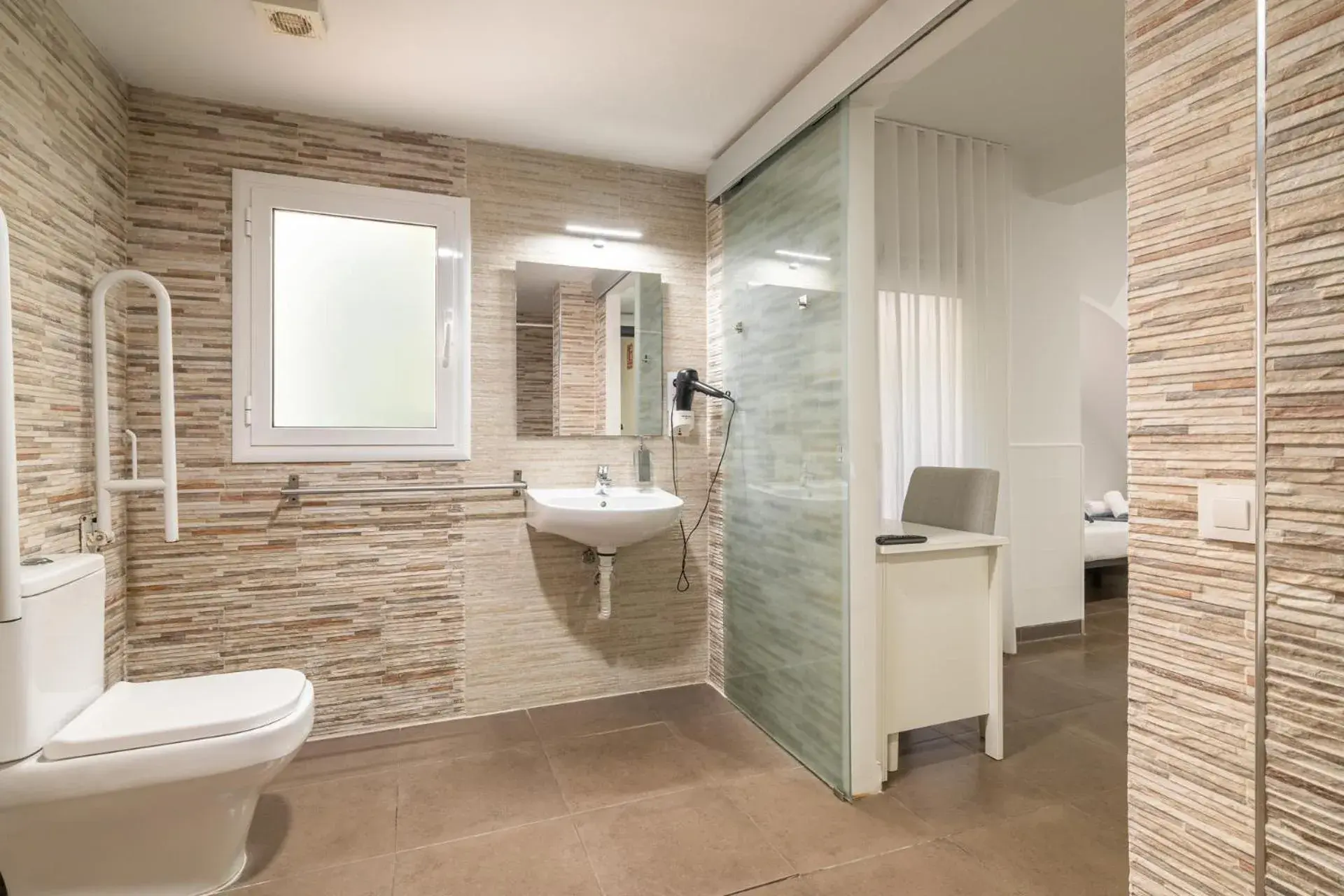 Toilet in Laramond Barcelona Rooms Toilet in Laramond Barcelona Rooms