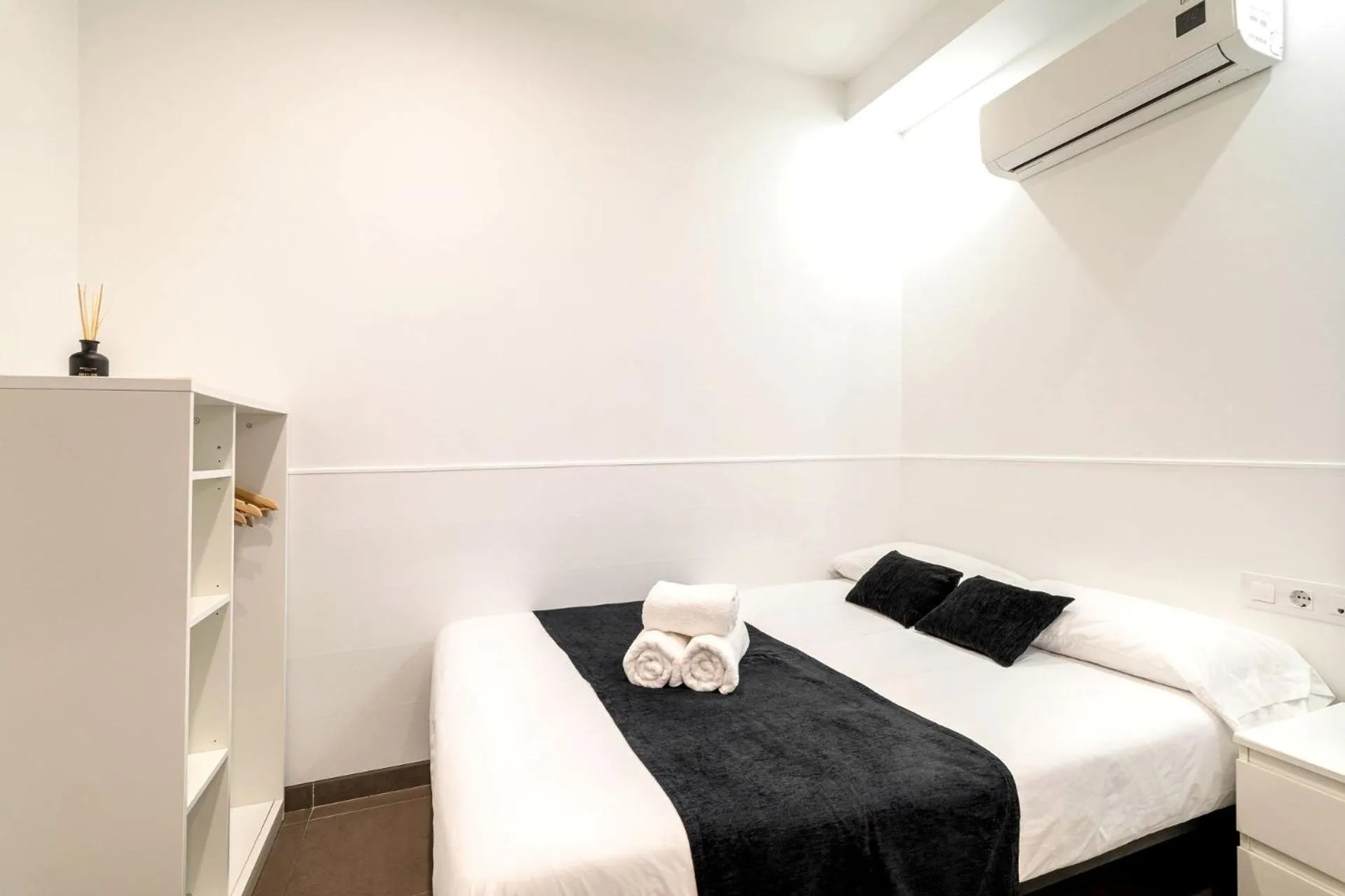 Bed in Laramond Barcelona Rooms