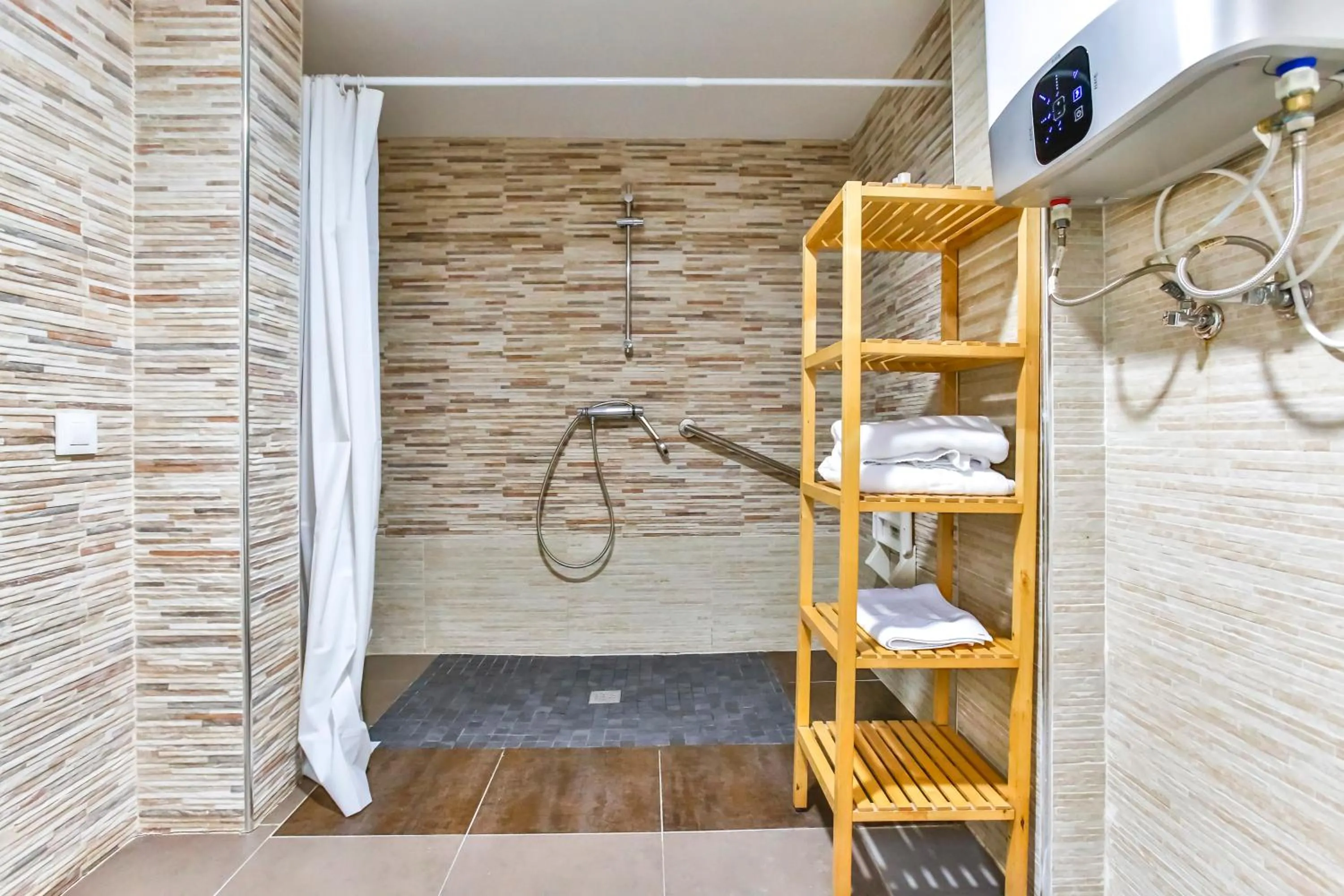 Shower in Laramond Barcelona Rooms