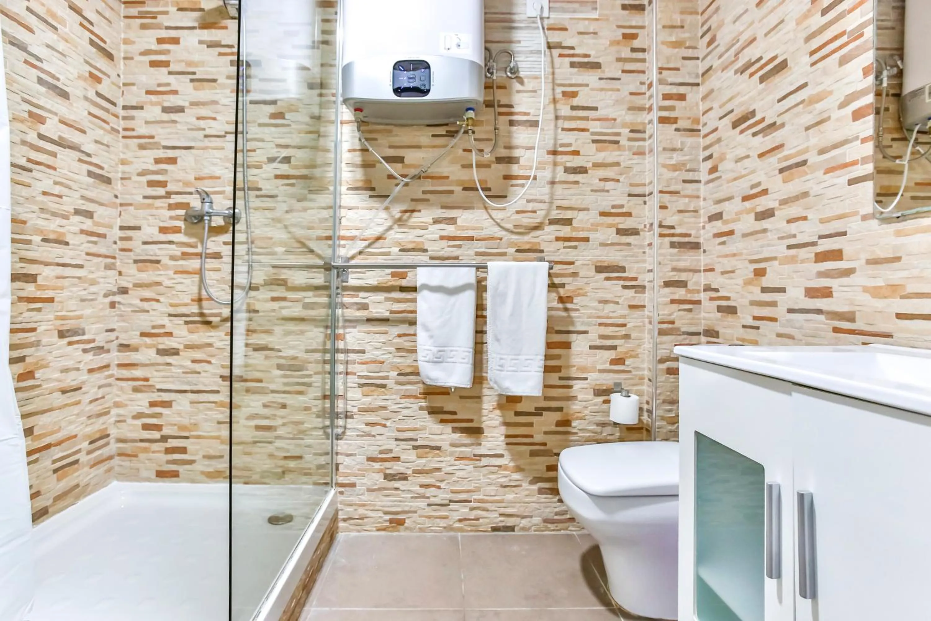 Shower in Laramond Barcelona Rooms