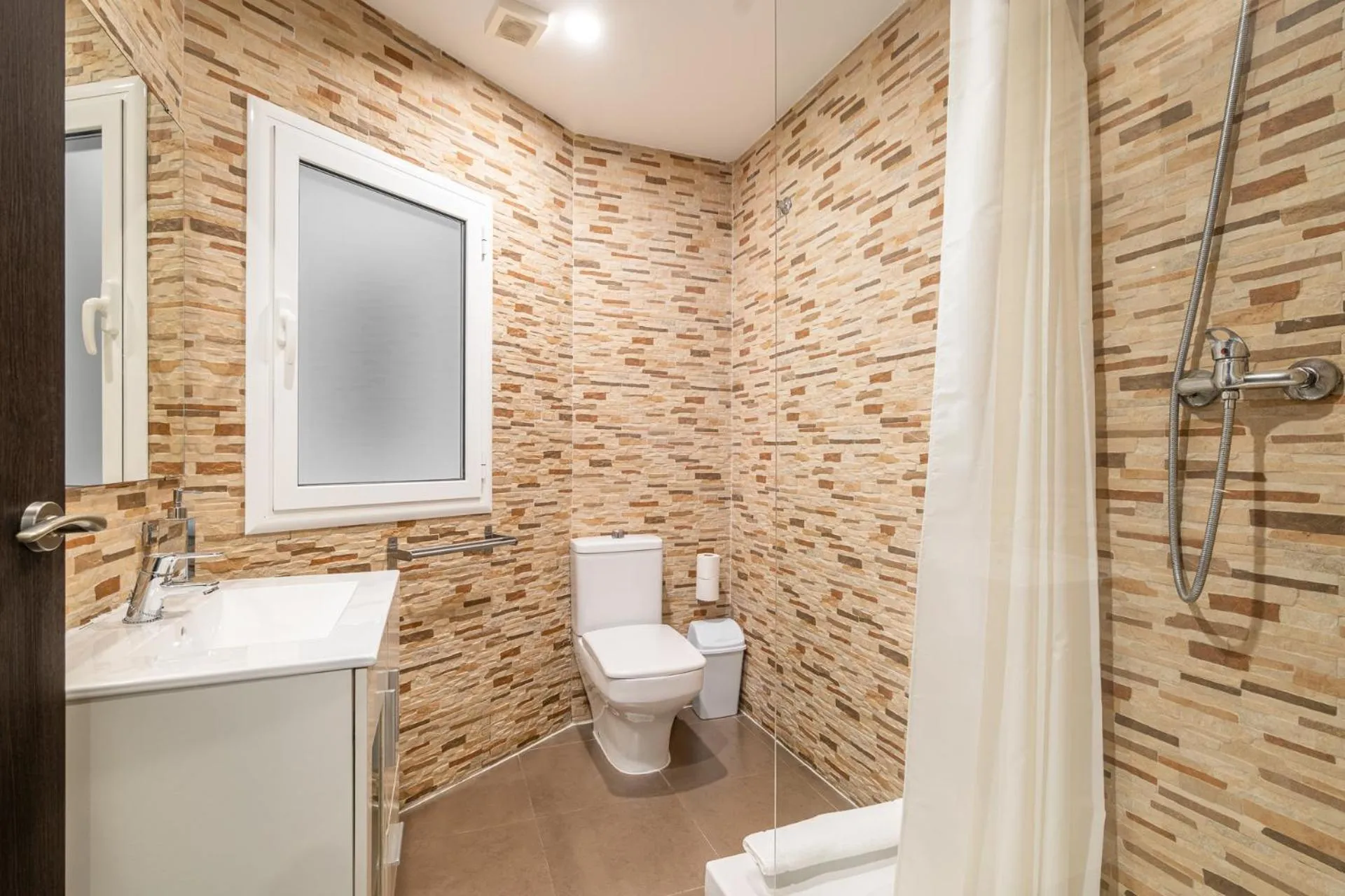 Shower in Laramond Barcelona Rooms