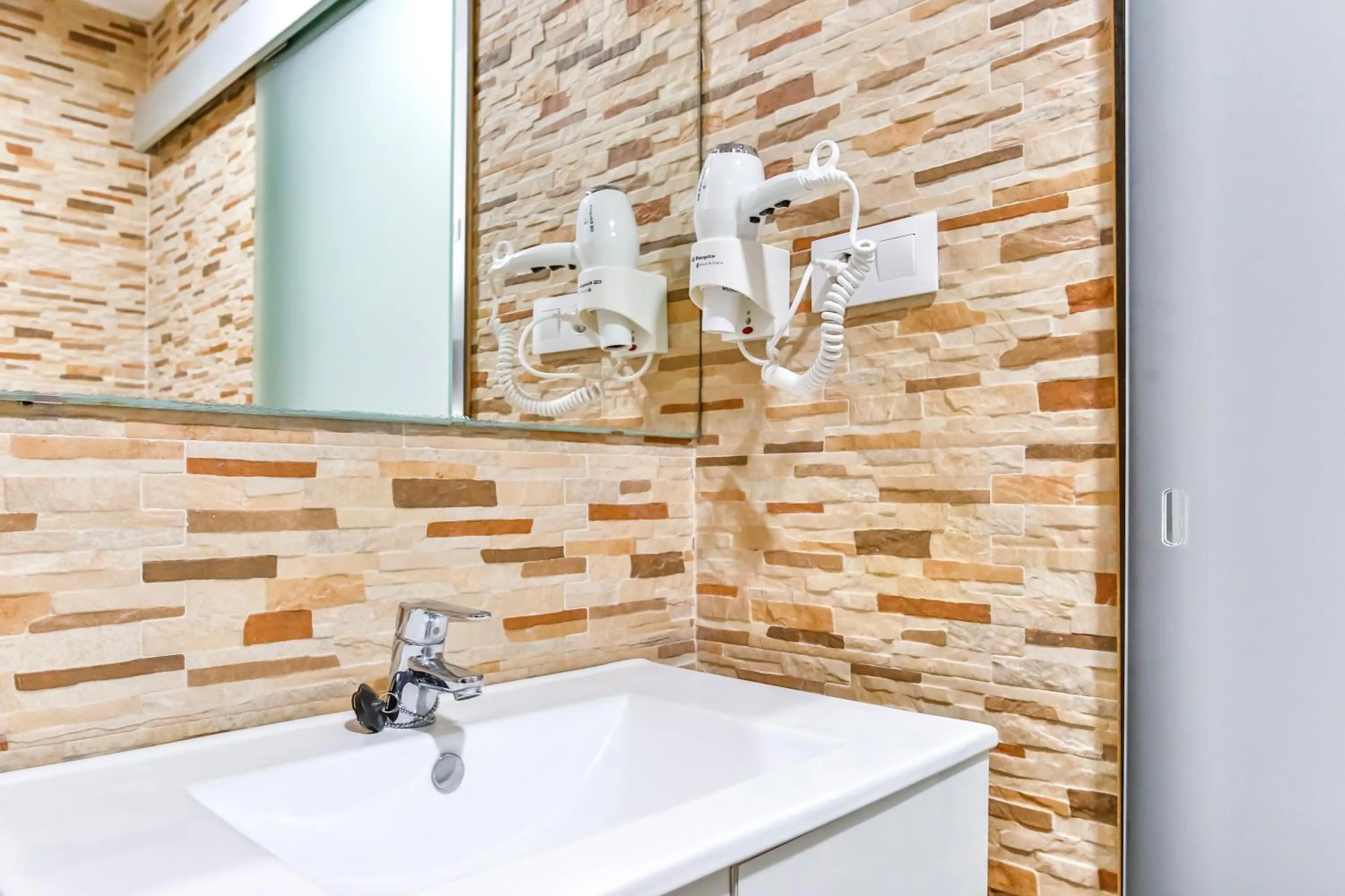 Shower in Laramond Barcelona Rooms