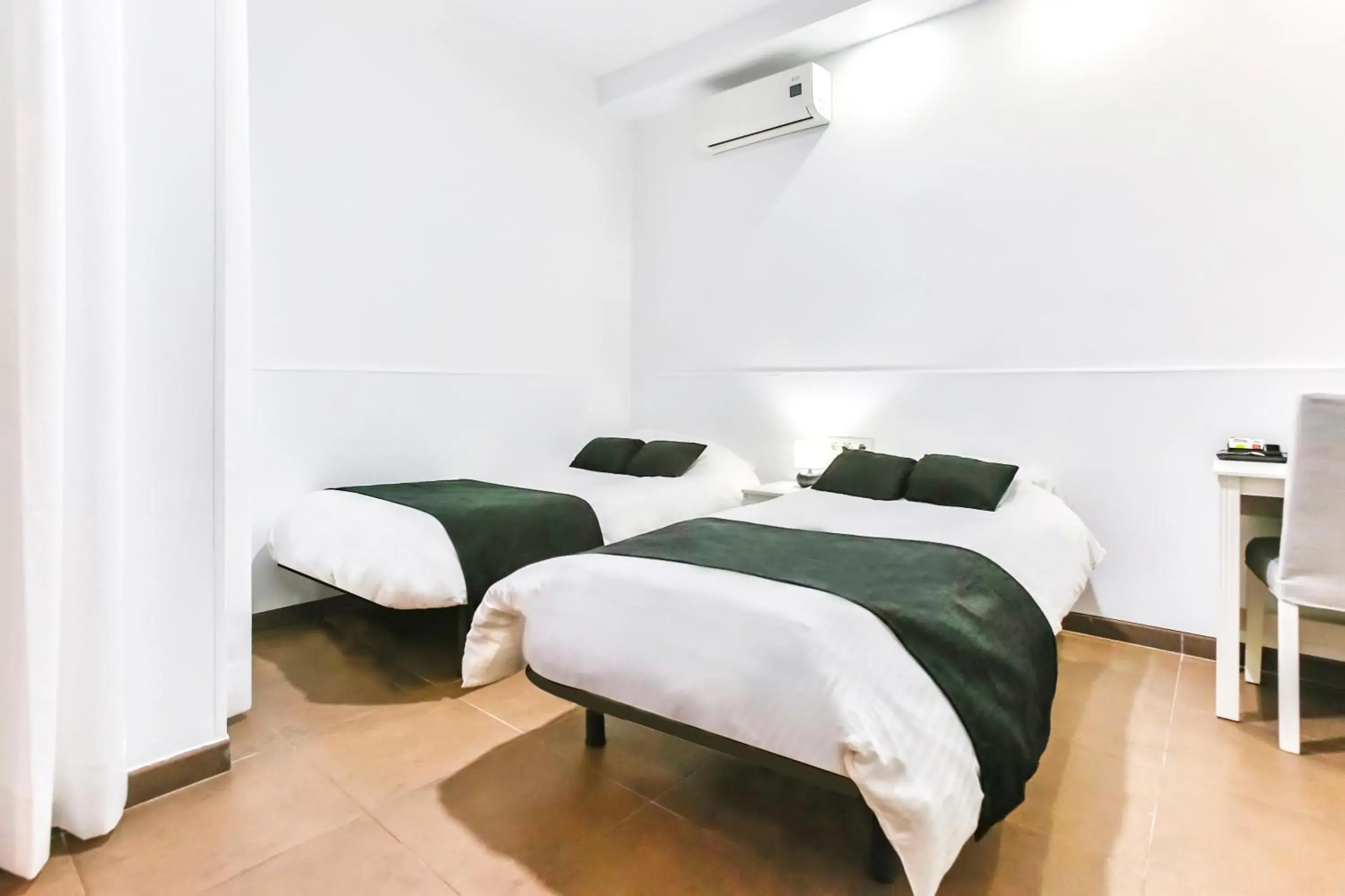 Bed in Laramond Barcelona Rooms Bed in Laramond Barcelona Rooms