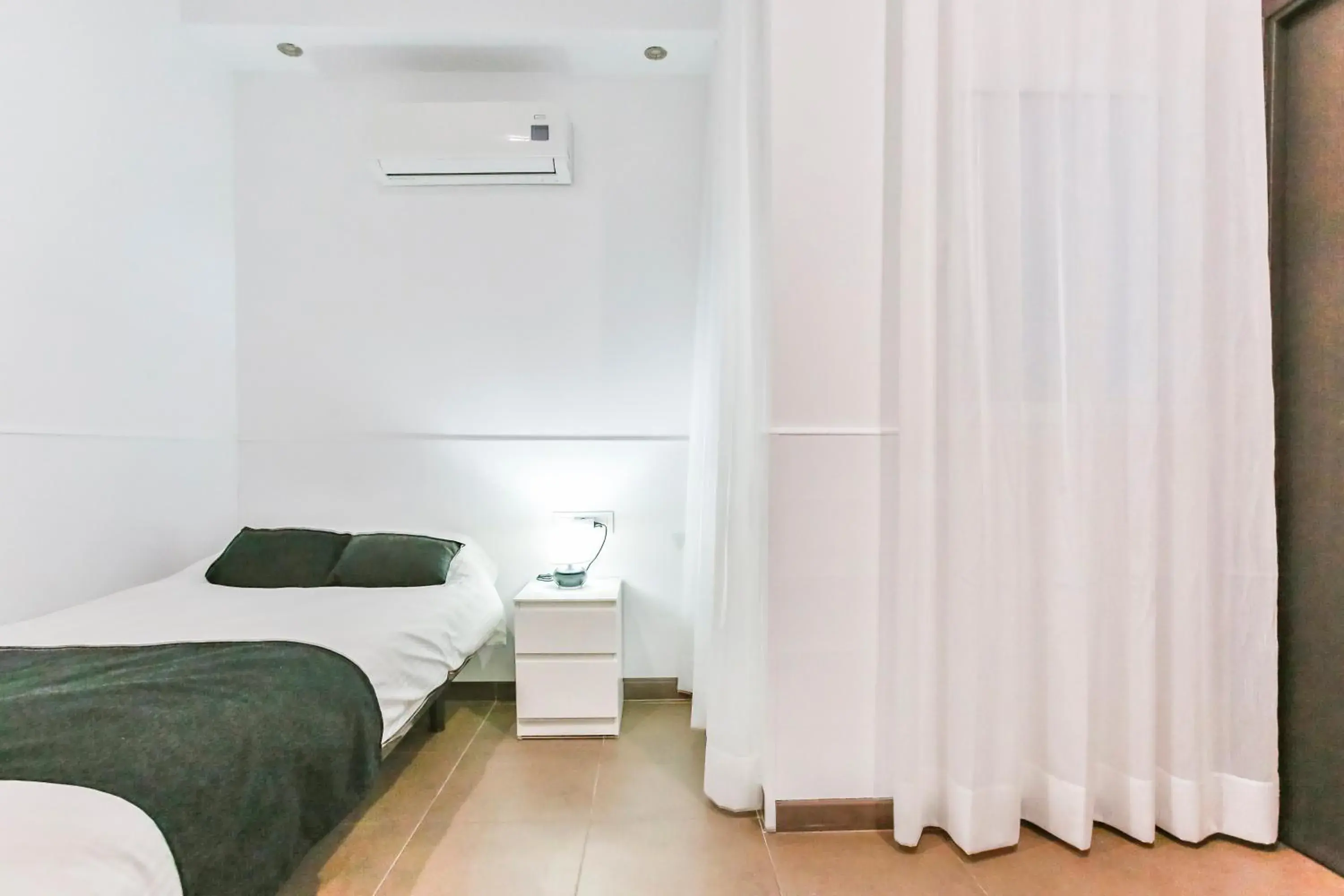 Standard Single Room with Private Bathroom in Laramond Barcelona Rooms Standard Single Room with Private Bathroom in Laramond Barcelona Rooms