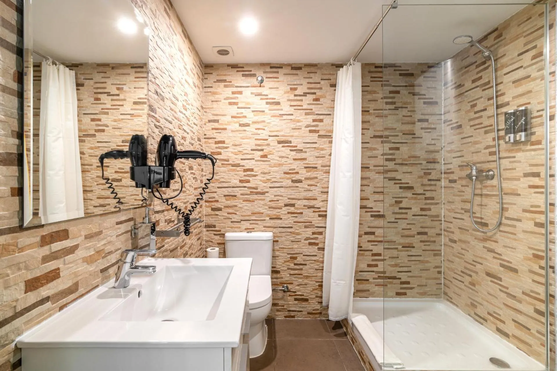 Shower in Laramond Barcelona Rooms