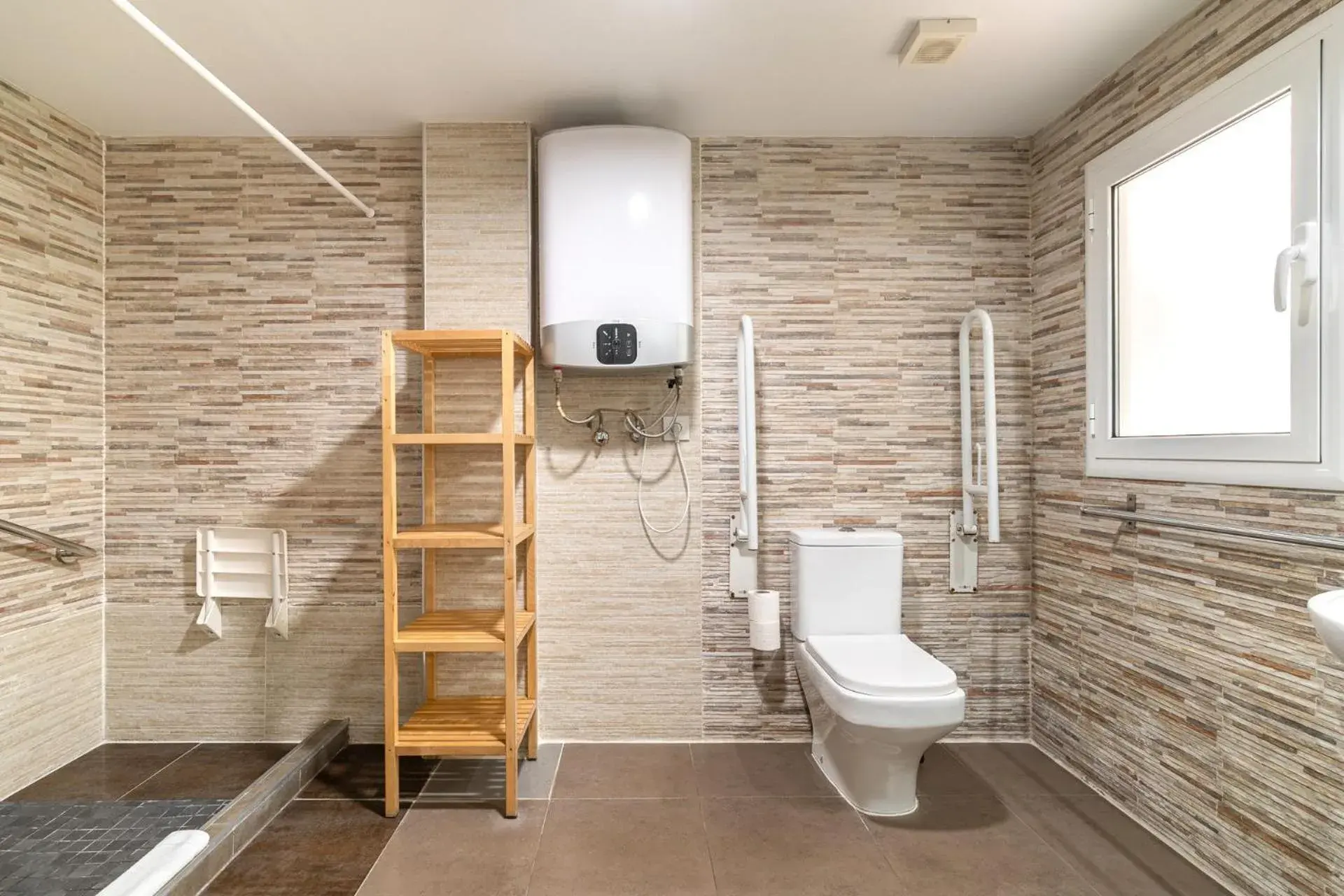 Shower in Laramond Barcelona Rooms Shower in Laramond Barcelona Rooms