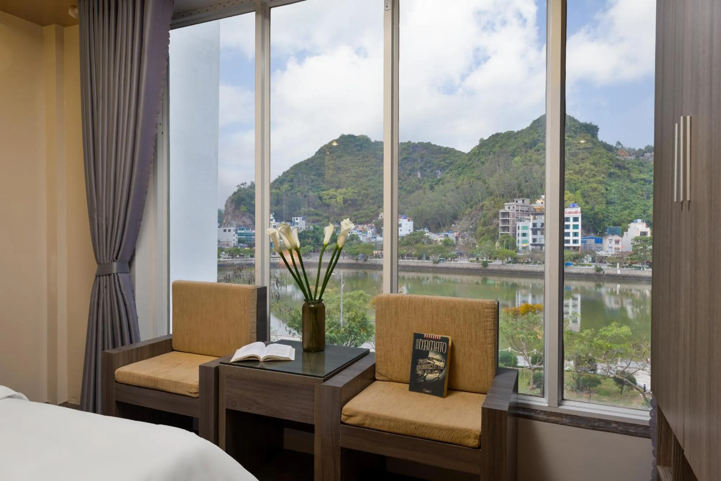 Seating area, Bed in Catba Central Hotel 2