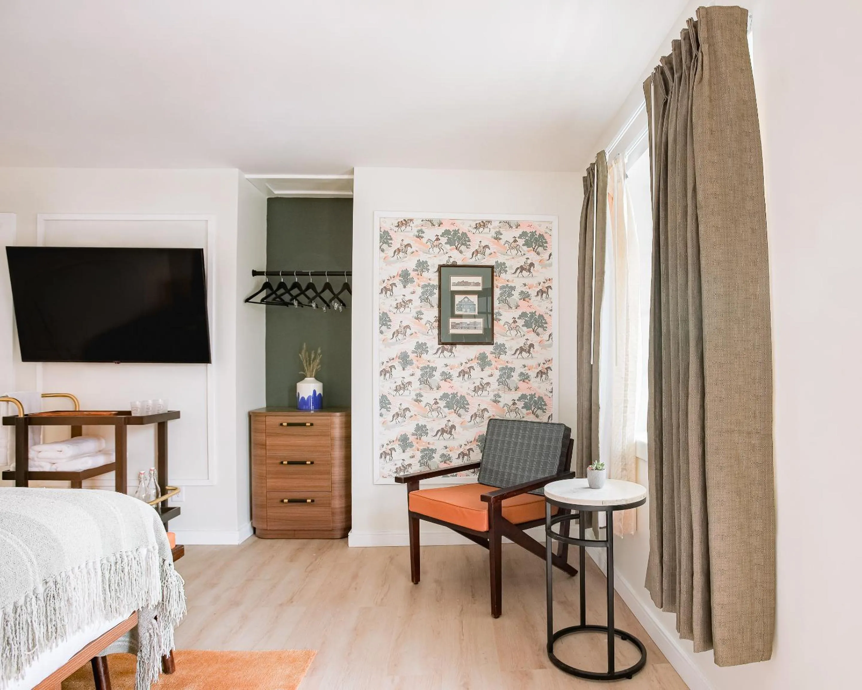 Seating area, Bed in Salt Ranch Hotel
