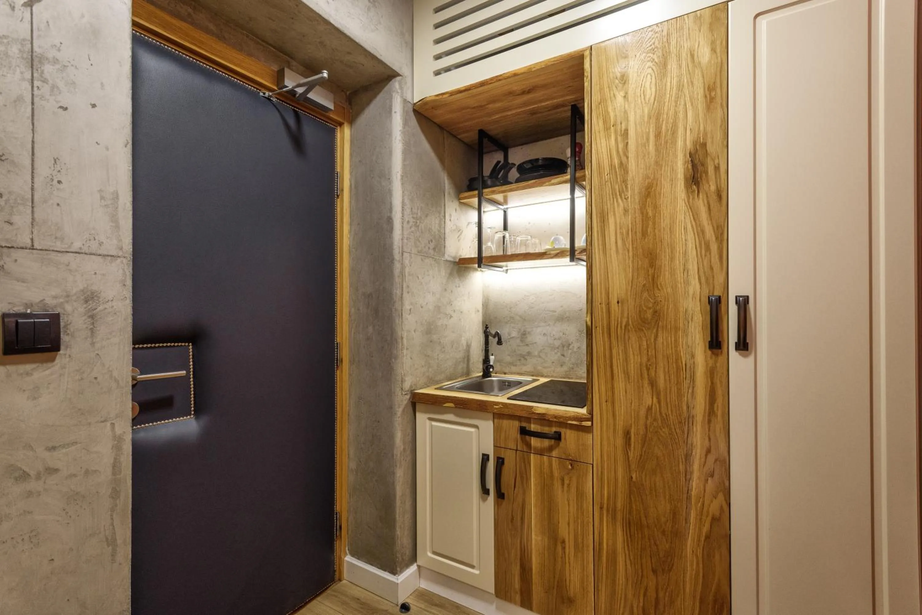 Coffee/tea facilities in One Luxury Suites