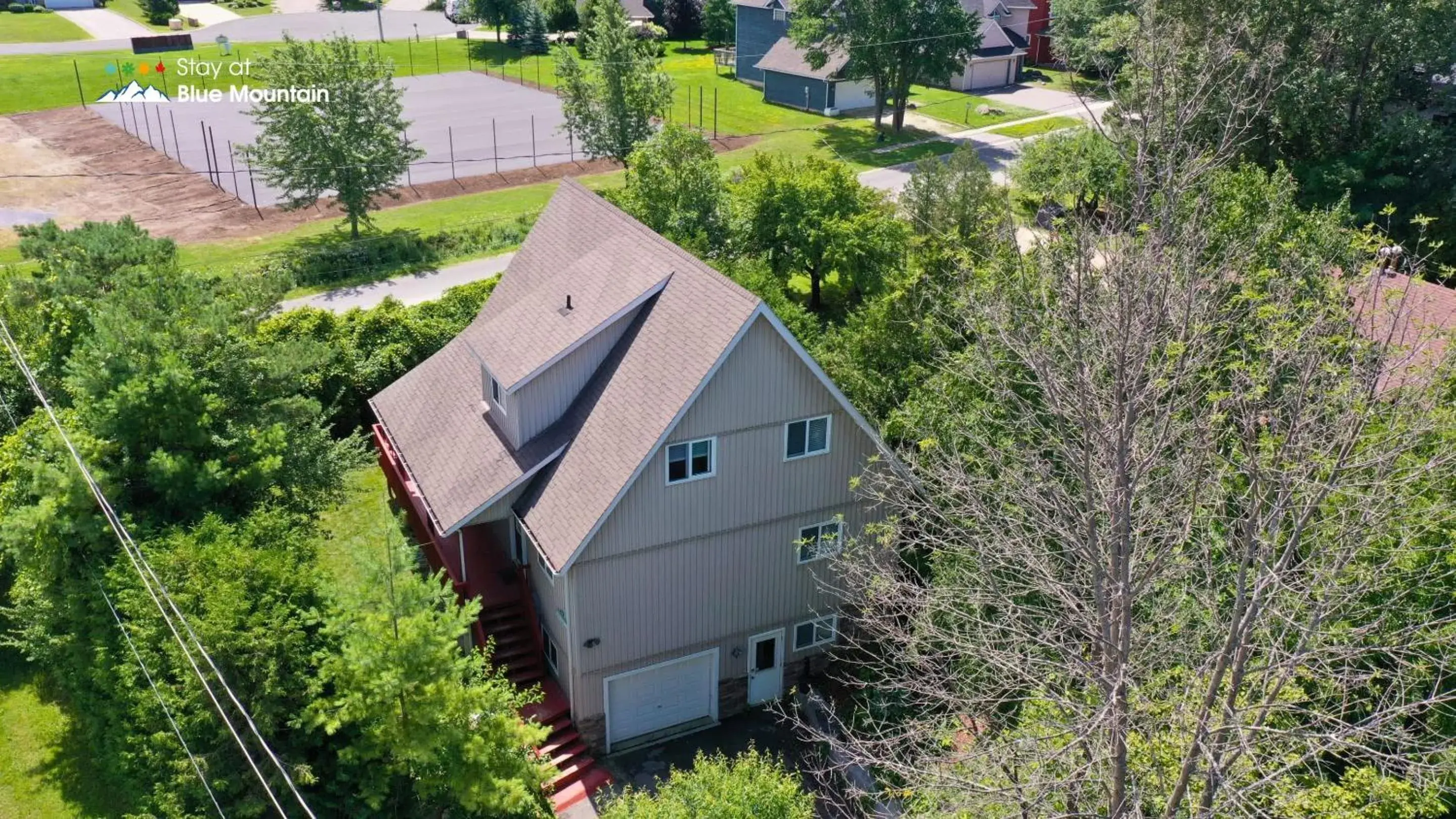 Five-Bedroom Chalet in 5 Bedrooms, Mountain Views, Steps from Blue Mountain Village, Hot Tub, BBQ Five-Bedroom Chalet in 5 Bedrooms, Mountain Views, Steps from Blue Mountain Village, Hot Tub, BBQ