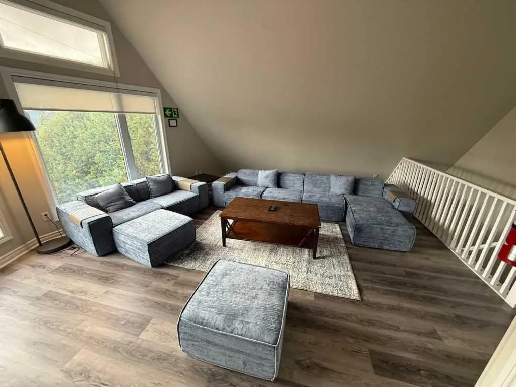 5 Bedrooms, Mountain Views, Steps from Blue Mountain Village, Hot Tub, BBQ