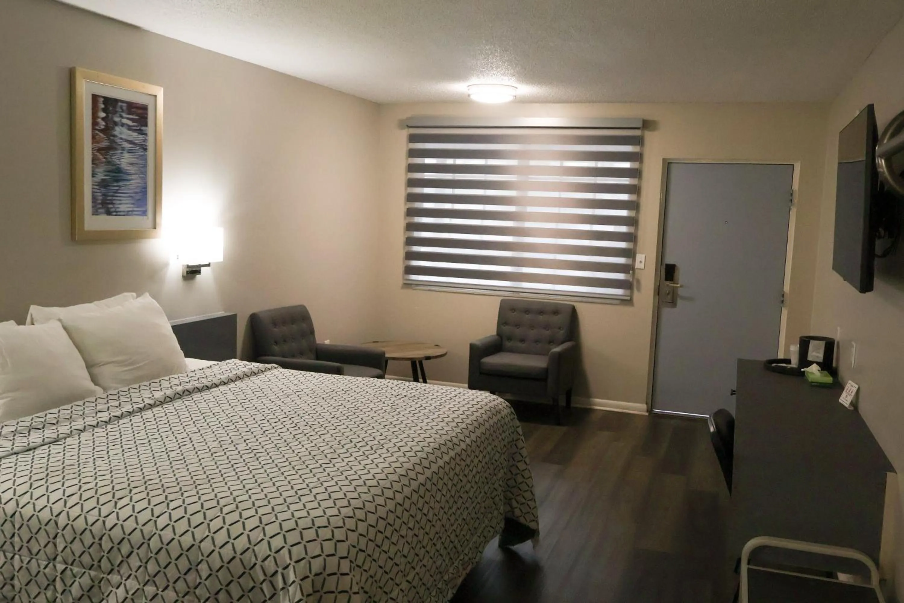 Bed in Economy Inn Historic District