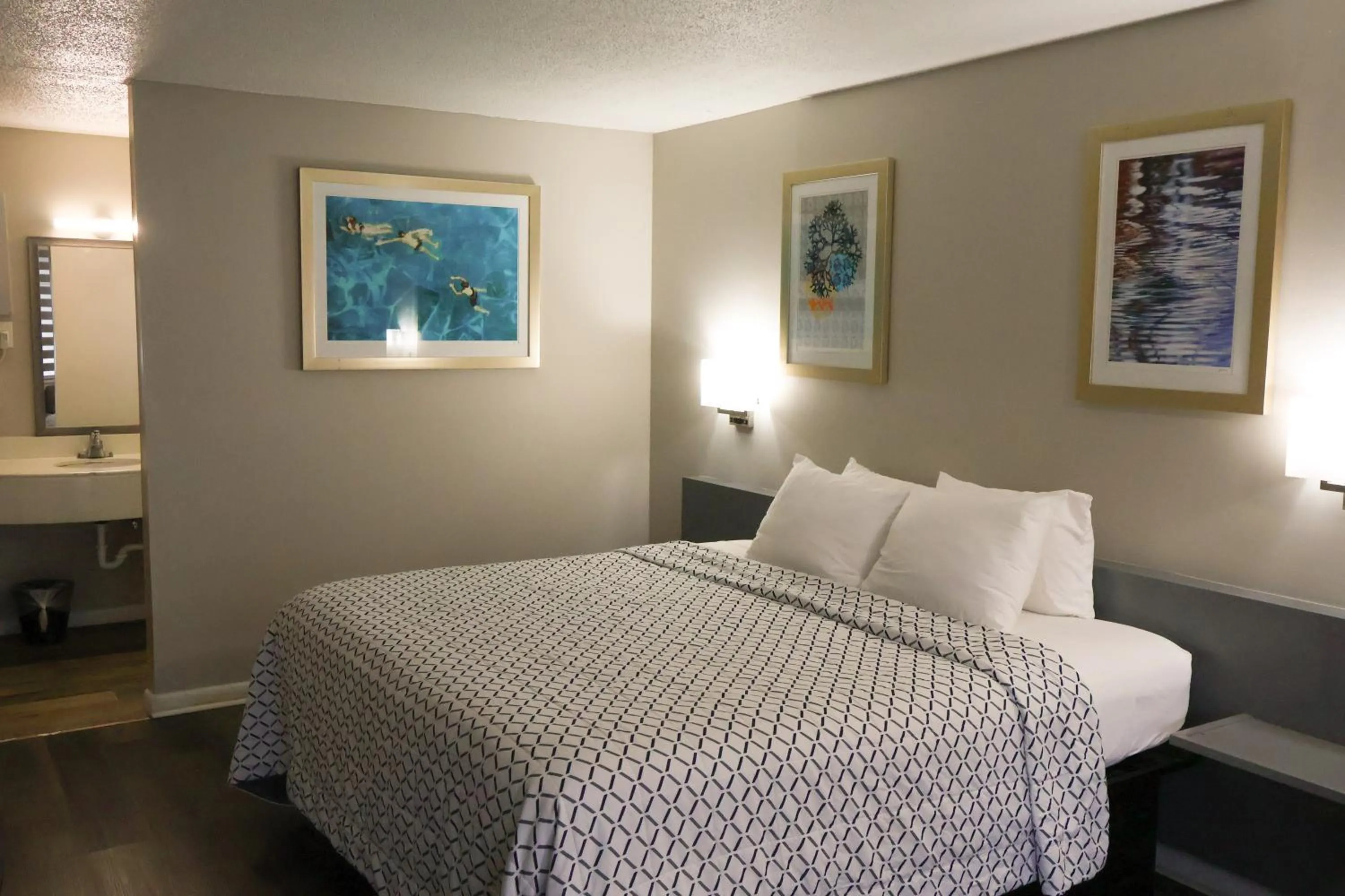 Bed in Economy Inn Historic District