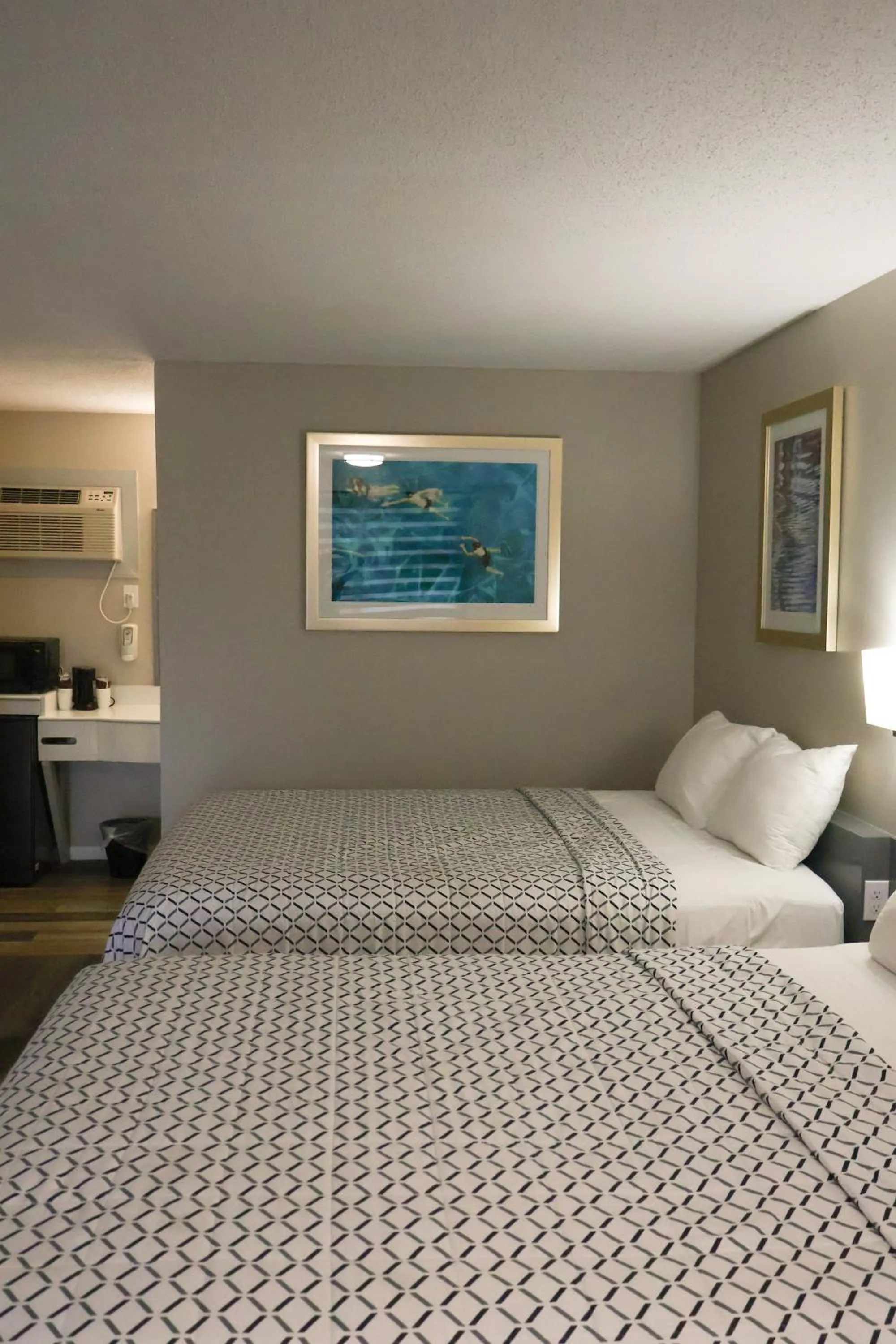 Bed in Economy Inn Historic District