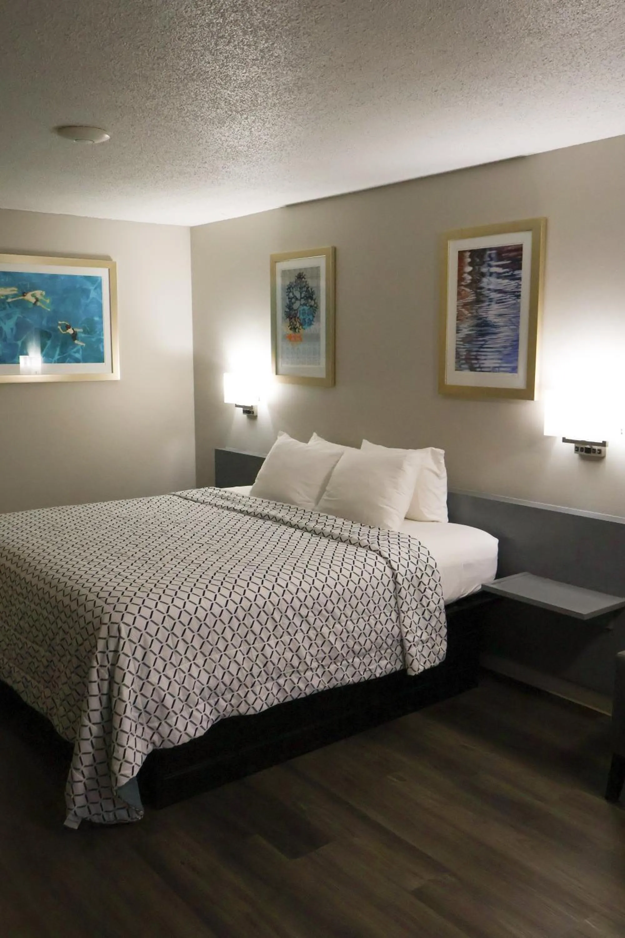 Bed in Economy Inn Historic District