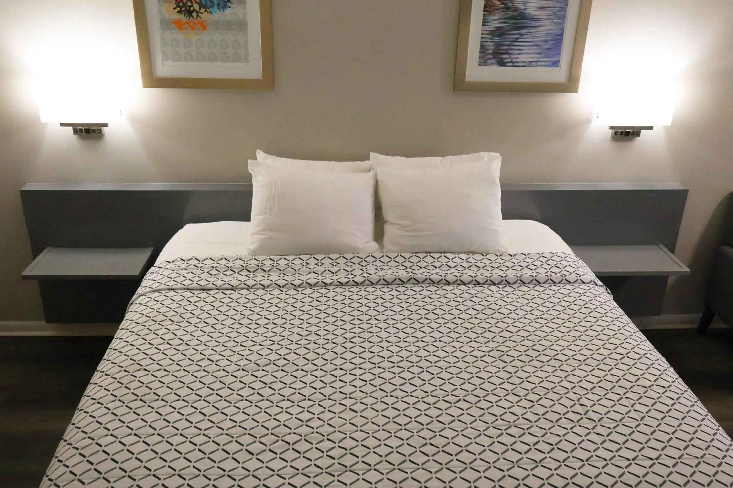 Bed in Economy Inn Historic District