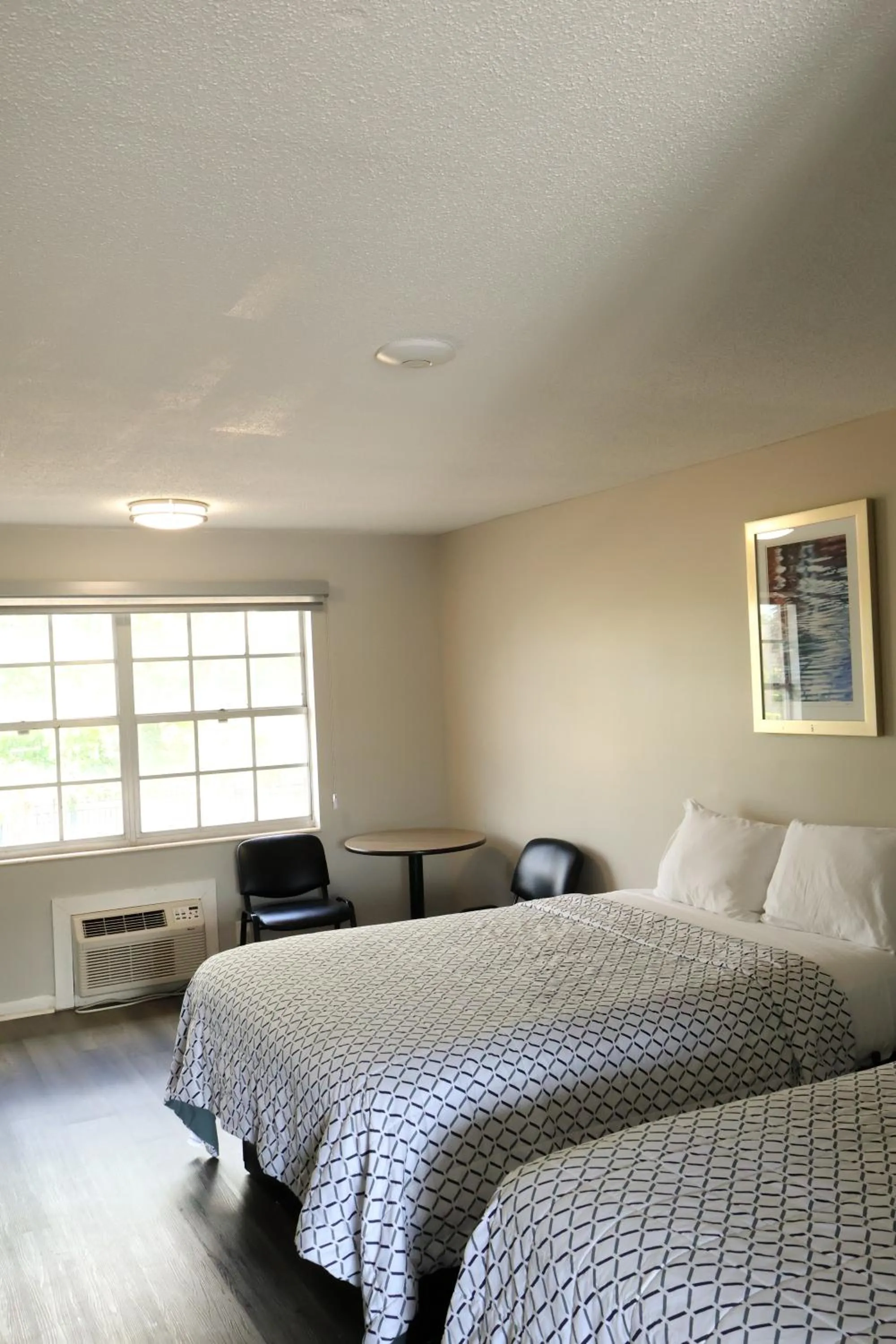 Bed in Economy Inn Historic District