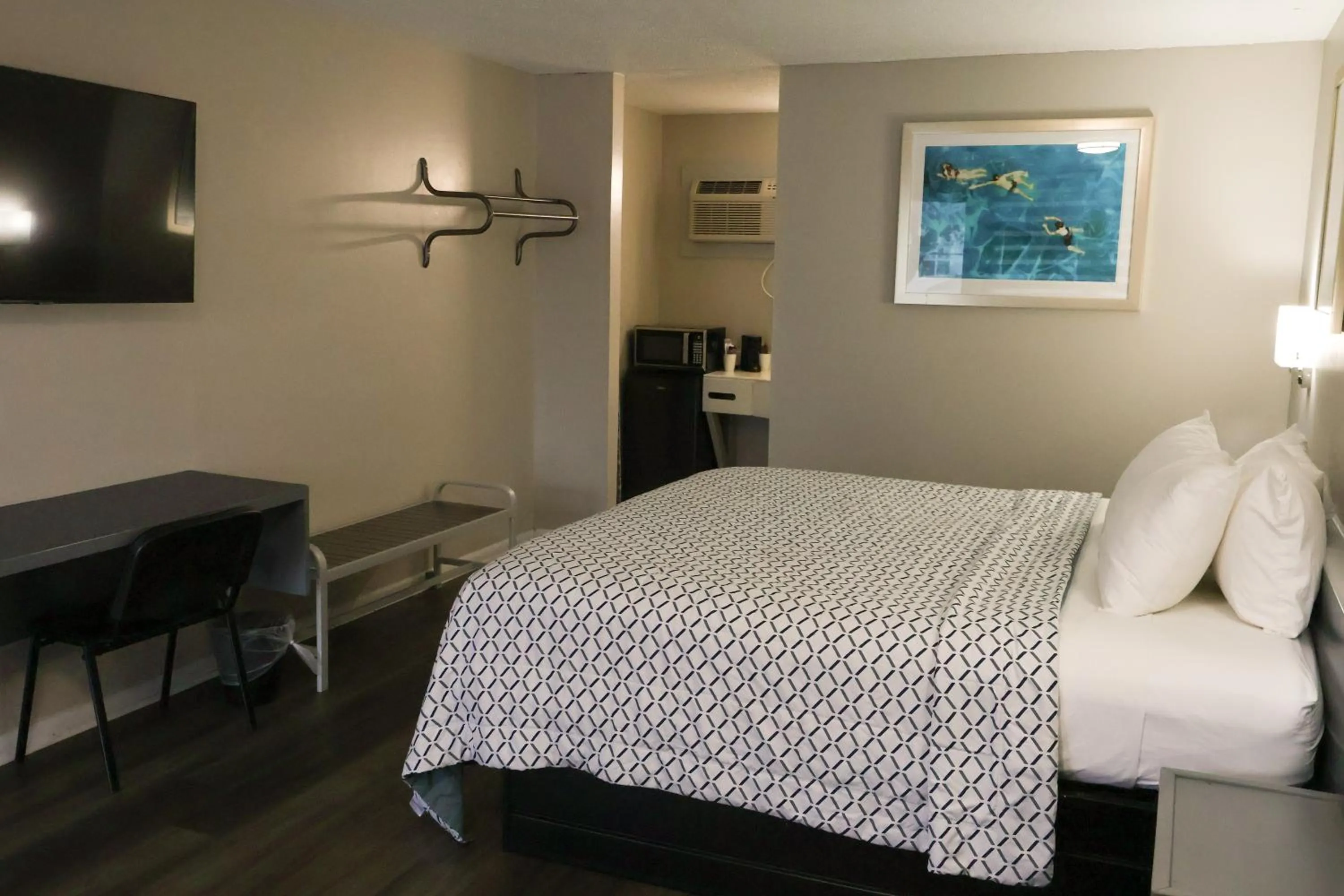 Bed in Economy Inn Historic District