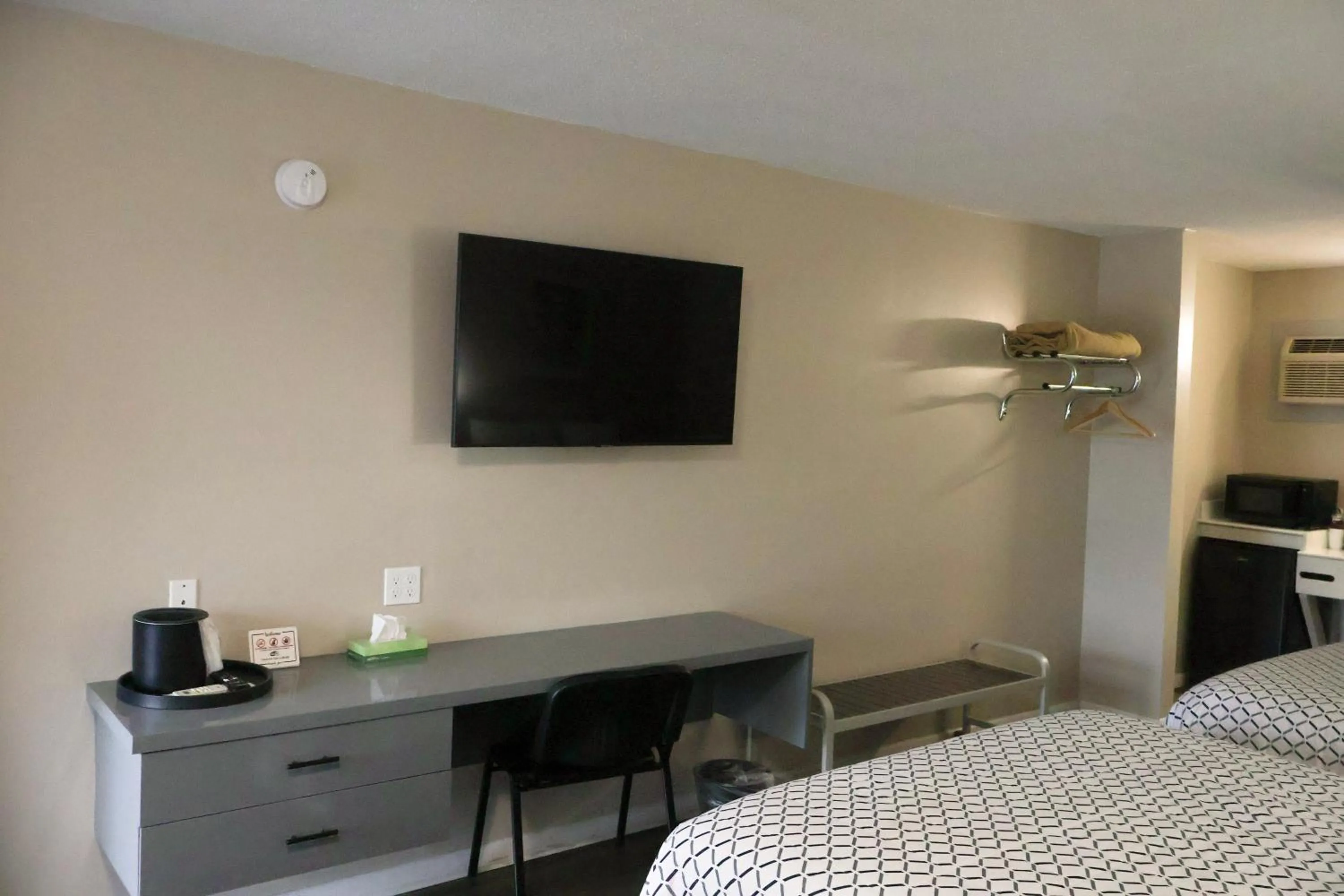 Bed in Economy Inn Historic District