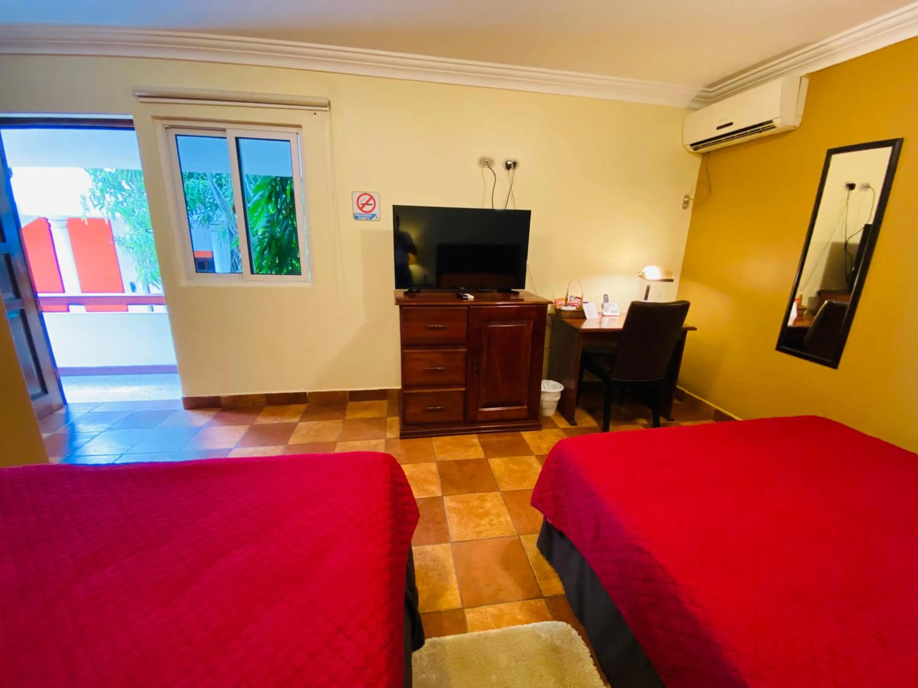 Communal lounge/ TV room, Bed in Hotel Puerto Libre