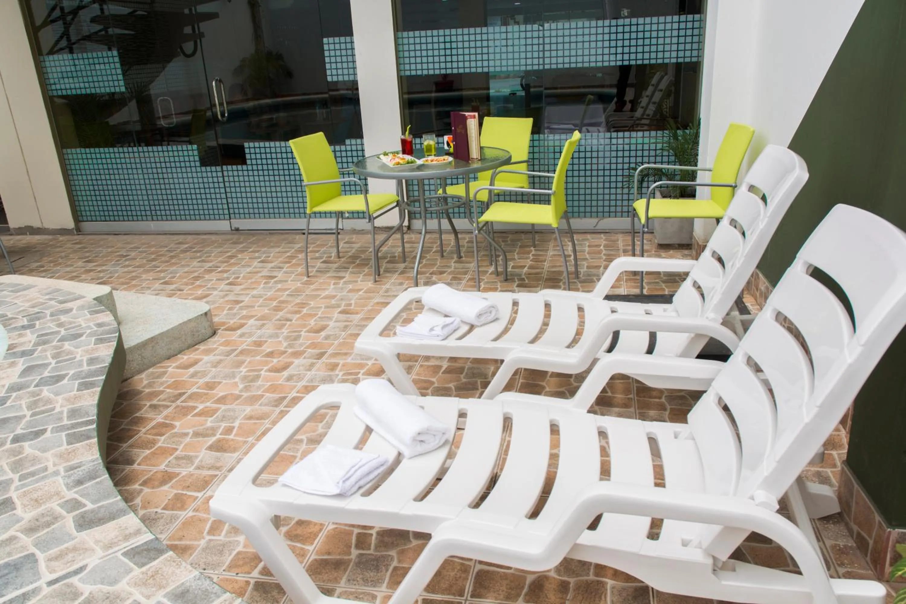 Swimming pool in Hotel Jhor Bush