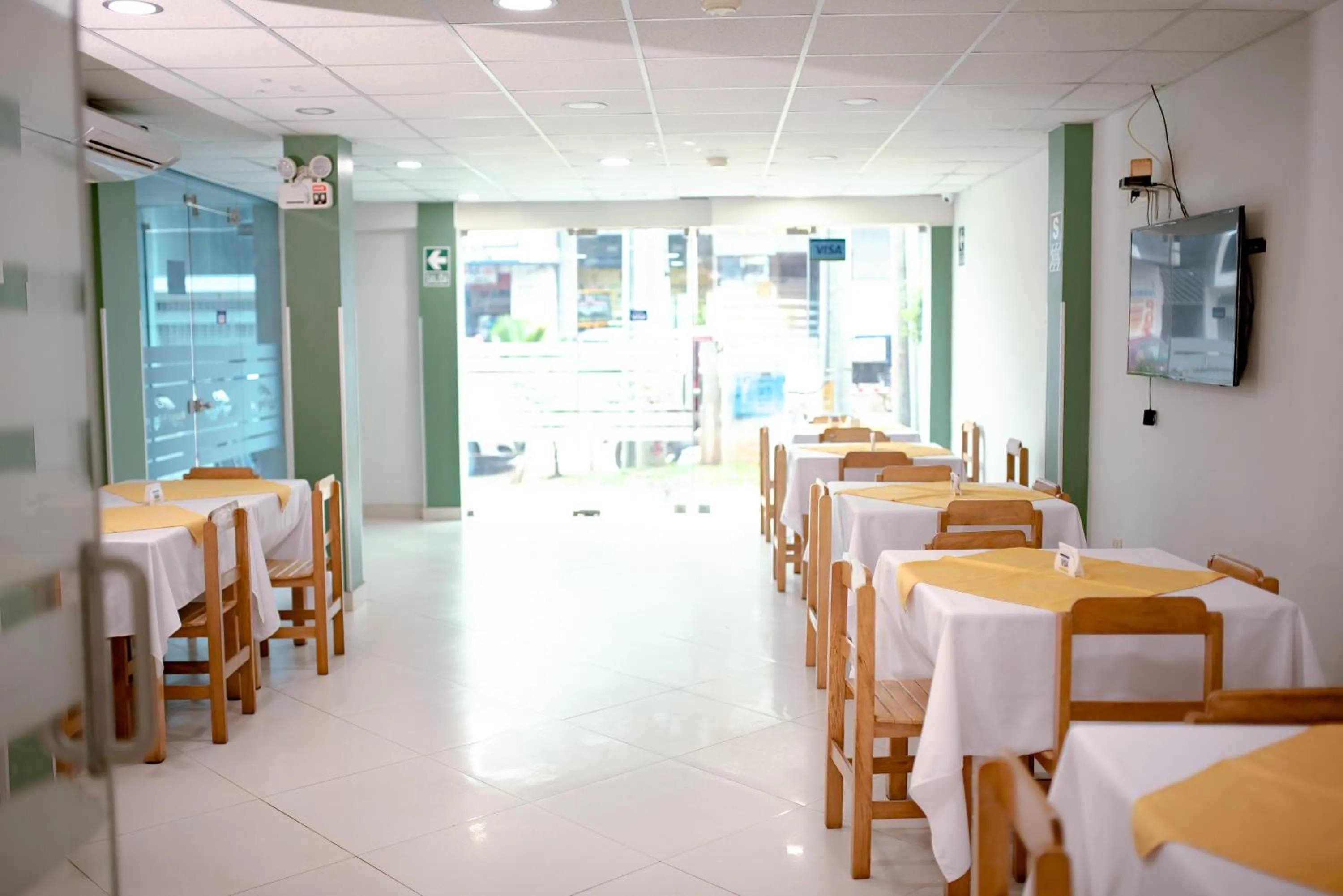 Restaurant/places to eat in Hotel Jhor Bush