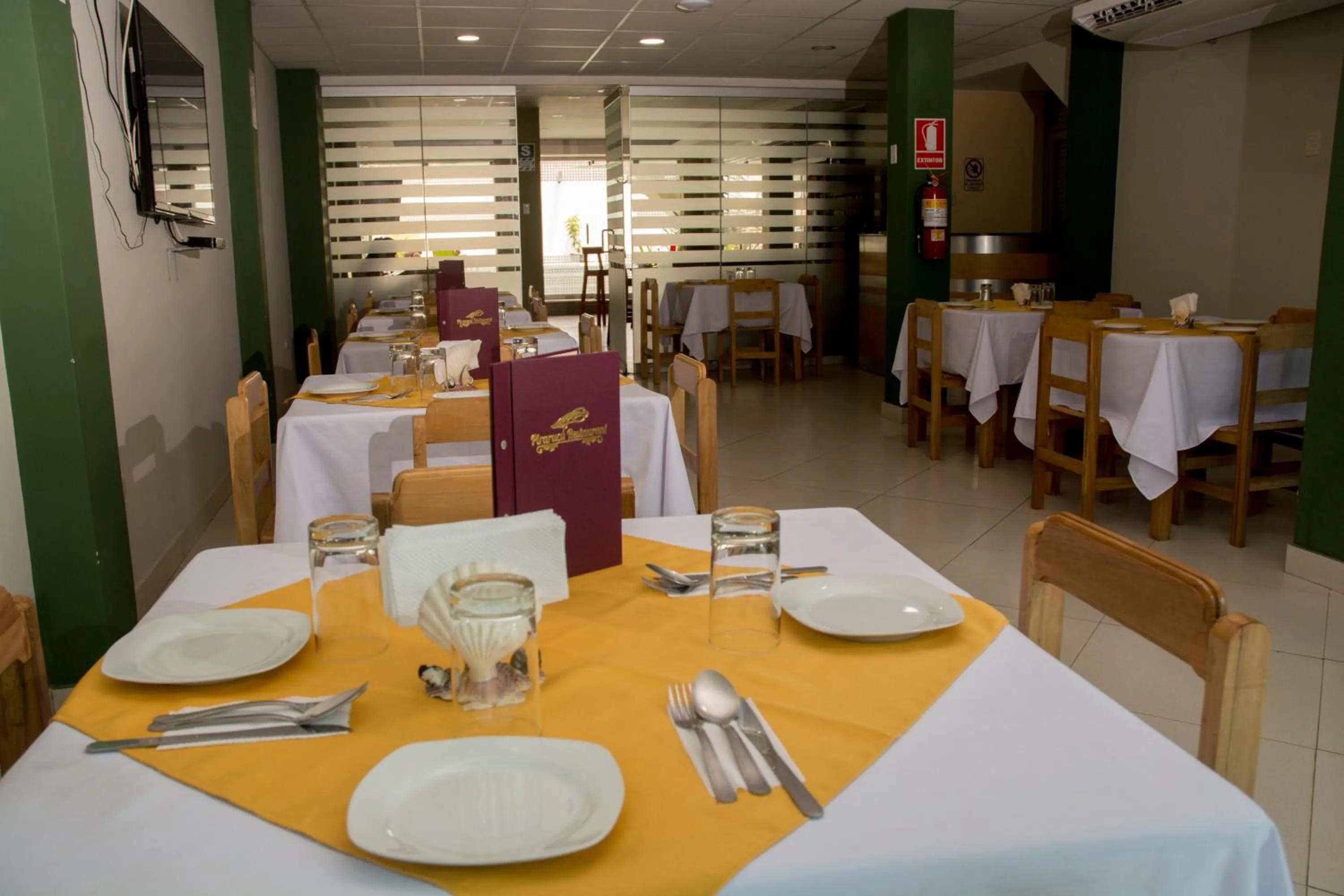 Restaurant/places to eat in Hotel Jhor Bush