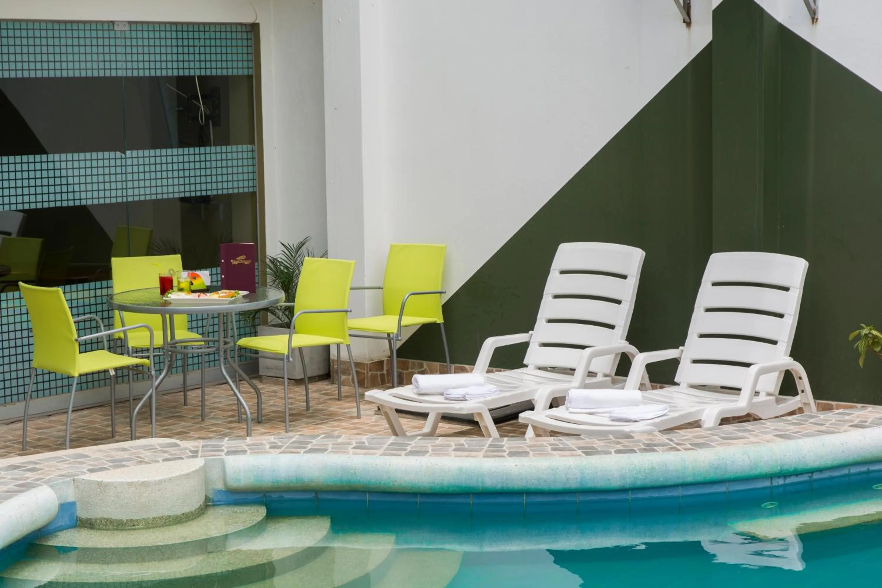 Swimming pool in Hotel Jhor Bush